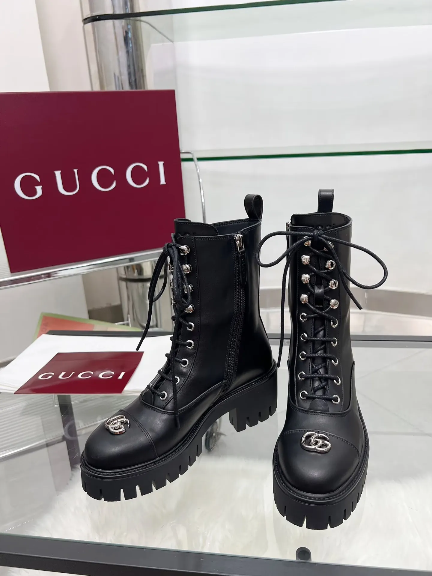 出厂价:320元 新版古琦GUCCI 热卖✅踝靴 🎉非常好搭配👍特显复古英伦风,高级3D印花、正面古琦饰扣装饰💎LOGO✅ 面料:进口牛皮🐂 内里/垫脚:牛里 颜色:黑色 绿色 码数:35—42{2头需定做} 跟高:5cm TPU大底 包装:配有卡片、布袋。