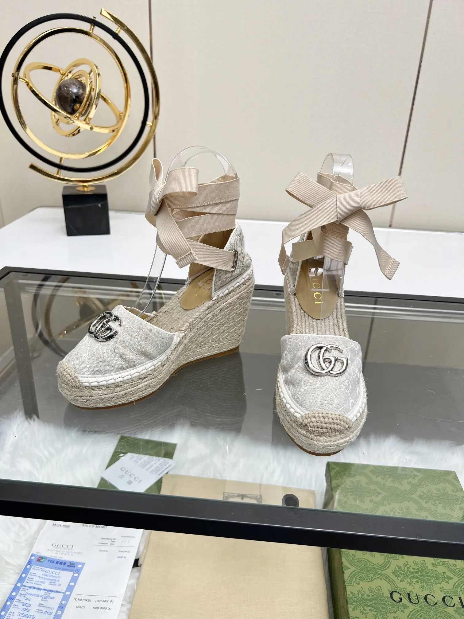 p210 GUCCI 古奇坡跟渔夫凉鞋 厚底草编 高端品质 面料:双G面料电绣 内里:混种羊皮里 码数:35~42 颜色:米白色 各位新老客户图片已经更新请转图更换 坡跟升级版目前有40多个颜色 转图大卖