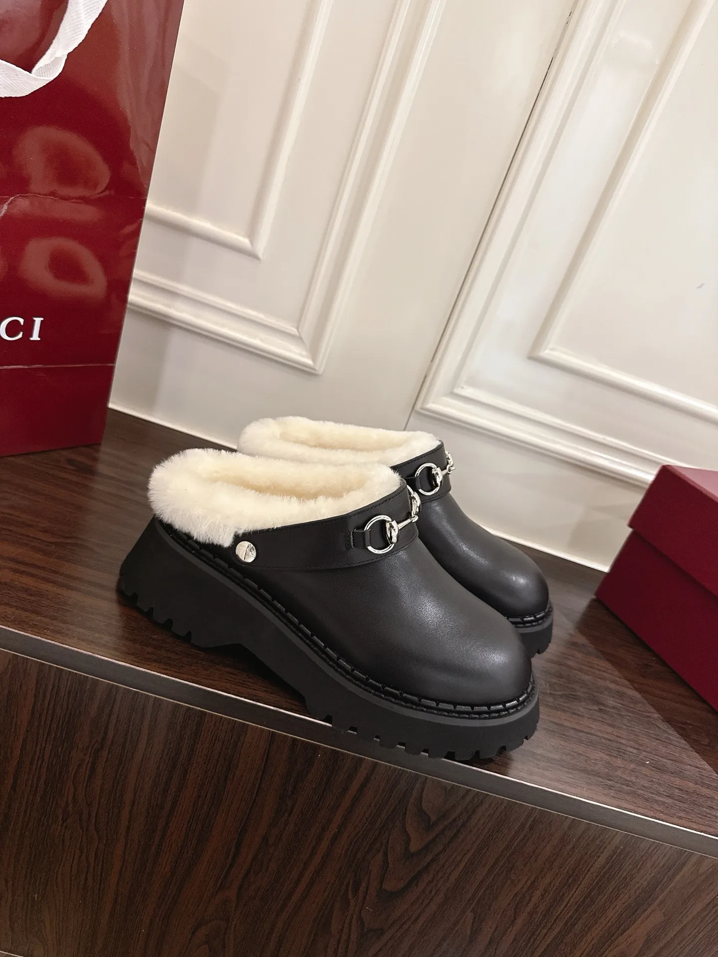 🌸P250💰 Gucci 饰马衔扣羊毛穆勒鞋沟纹底半拖 作为品牌对马术本源的致敬之作，马衔扣历经岁月洗礼之后，将厚重历史底蕴和现代时尚流行融合形成一体 牛皮面 底厚：5cm 码数：35-42#