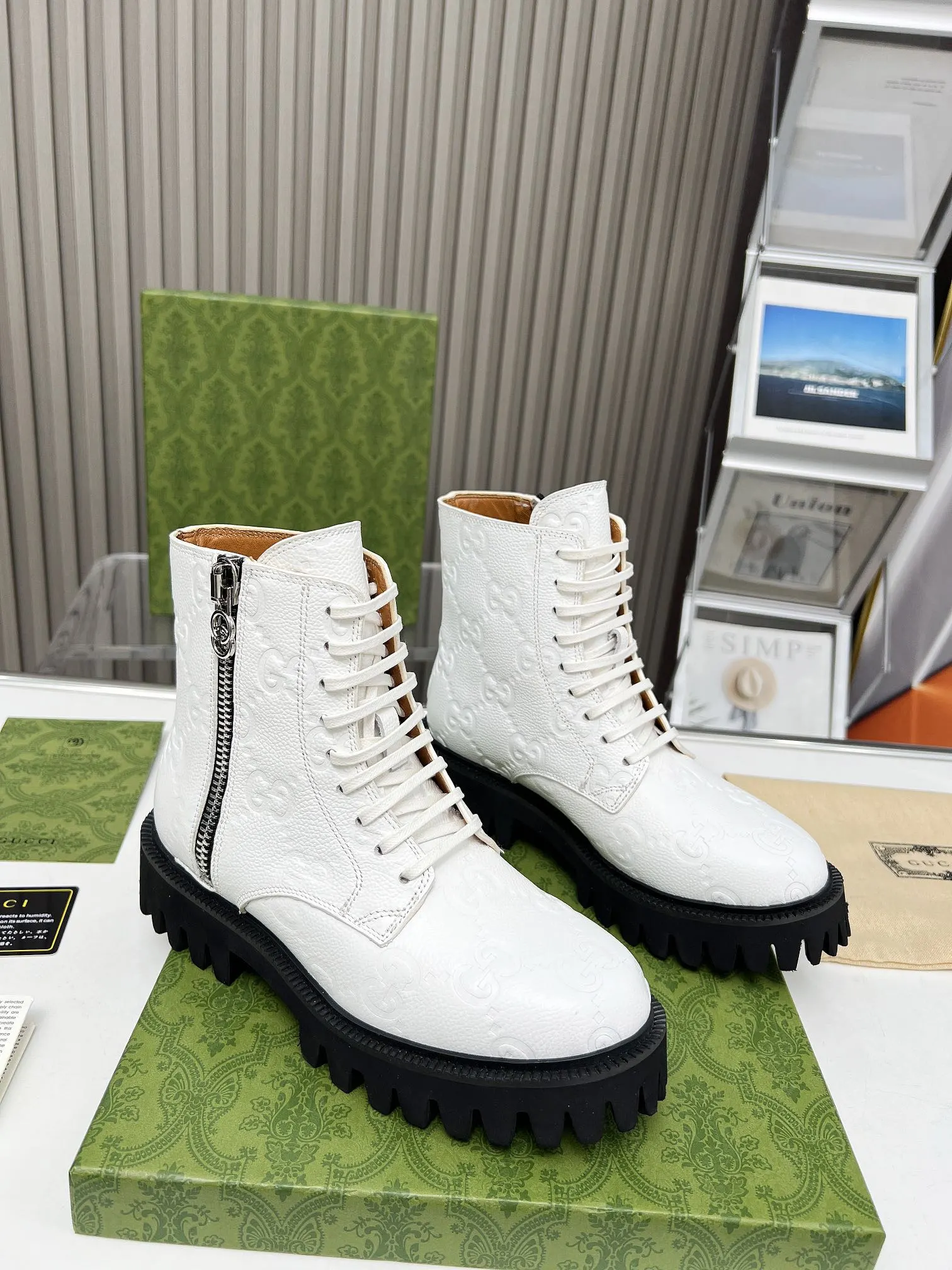 ❤️P250💰 Gucci 2023超酷马丁靴，GG标识在新推系列继续绽放异彩，舒适和轻在这款女士皮靴上匠心呈现。经典GG图案由品牌创始人Guccio Gucci先生的姓名演化而来，在20世纪30年代开始使用，历经近一个世纪的发展依然为品牌探索全新表达提供灵感。 码数:35-43#