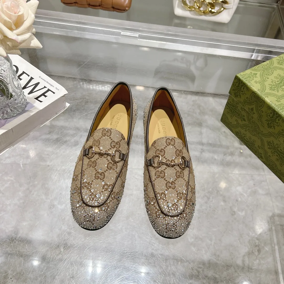 1819-1 杏G钻 &yen;280（35-41）作为Gucci设计传承的杰出代表，Jordaan系列饰马衔扣乐福鞋生动彰显经典优雅格调。这款鞋履采用品牌标志性字母图案帆布，成就隽永经典。这款鞋履材质柔软，廓形精致流畅，彰显日常优雅风范。 米色和深棕色GG帆布 女士 浅金色调配件 马衔扣 多刻面水晶细节 皮革鞋底 平底