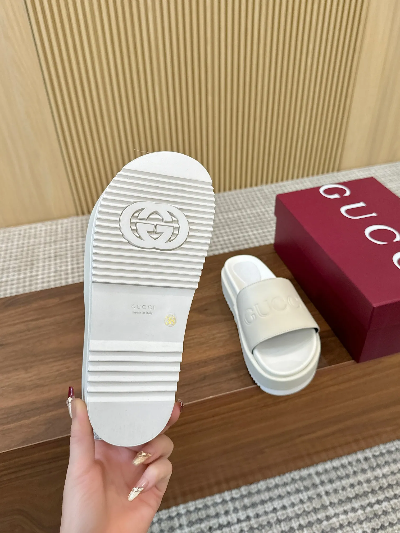 🔥【p200】全年出货,】古驰Gucci最新限量厚底拖鞋 。顶级品质发售 购入正品开发 . 材质.工艺与原版一致 鞋面:原版特殊印刷工艺印花 内里:透染羊皮 大底:意大利私模大底 码数:35-43M标准码 41,42,43又订做,不退换 底厚:5.5cm 前掌4cm