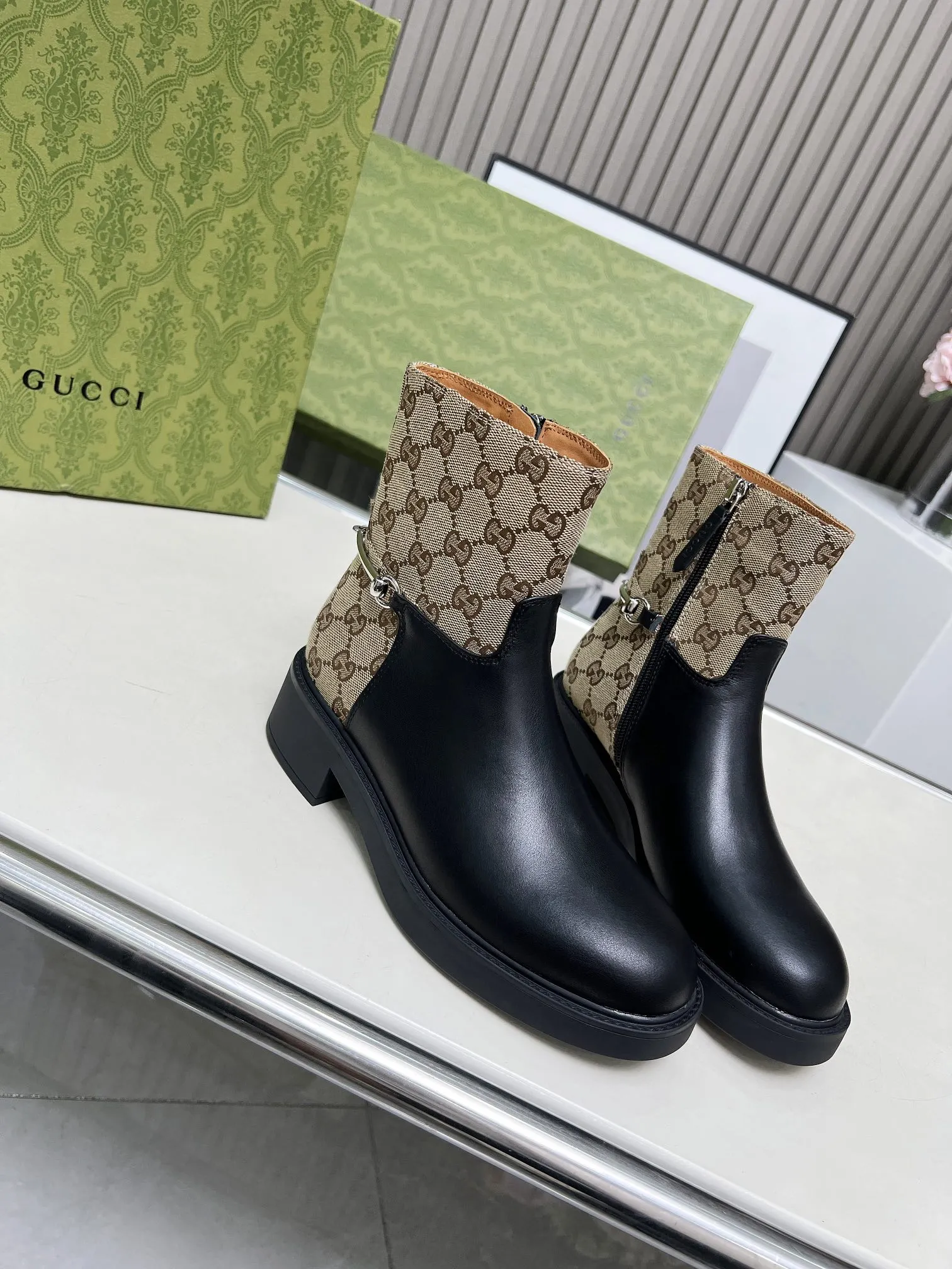 ❤️P260💰 Gucci古奇女士修长造型马衔扣踝靴， 这款靴子以优质亮面皮革匠心打造，巧妙融入修长造型马衔扣细节，致敬品牌源远流长的马术传承。经典廓形精致考究，诠释Gucci优雅美学。 面料：牛皮+牛里 码数：35-42#