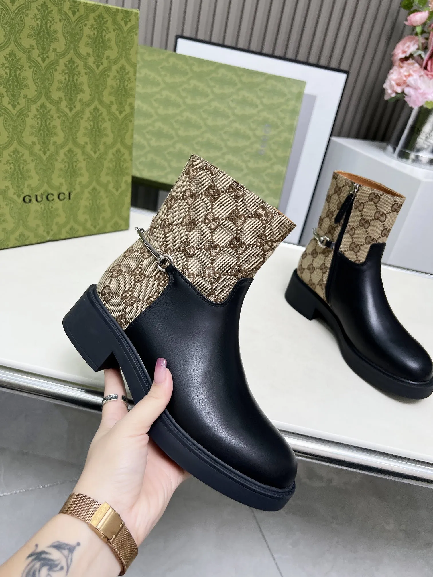 ❤️P260💰 Gucci古奇女士修长造型马衔扣踝靴， 这款靴子以优质亮面皮革匠心打造，巧妙融入修长造型马衔扣细节，致敬品牌源远流长的马术传承。经典廓形精致考究，诠释Gucci优雅美学。 面料：牛皮+牛里 码数：35-42#