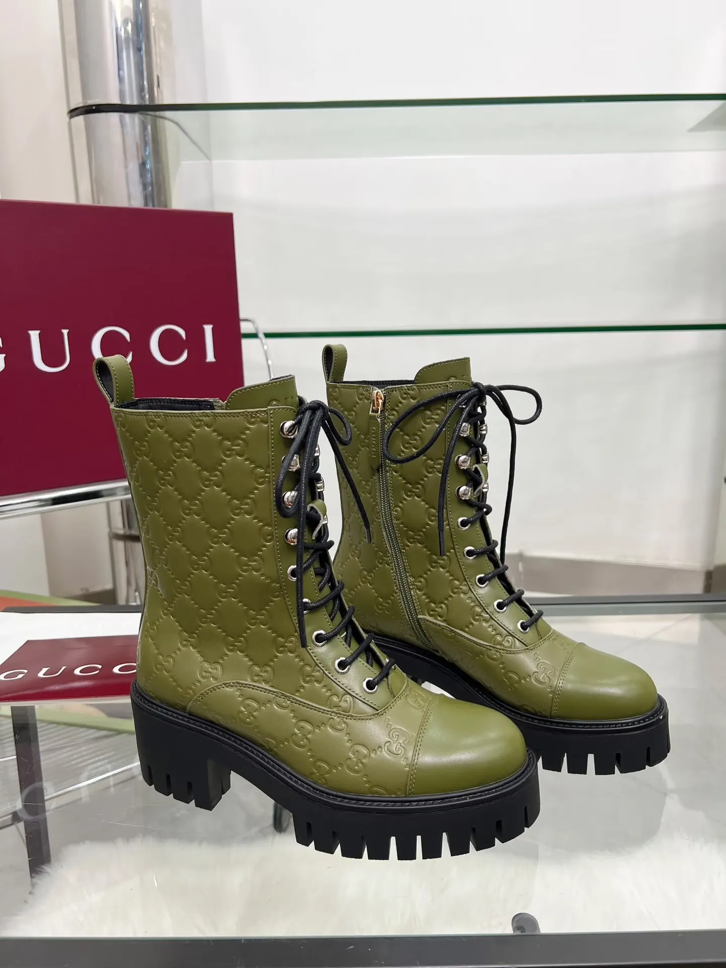 出厂价:320元 新版古琦GUCCI 热卖✅踝靴 🎉非常好搭配👍特显复古英伦风,高级3D印花、正面古琦饰扣装饰💎LOGO✅ 面料:进口牛皮🐂 内里/垫脚:牛里 颜色:黑色 绿色 码数:35—42{2头需定做} 跟高:5cm TPU大底 包装:配有卡片、布袋。