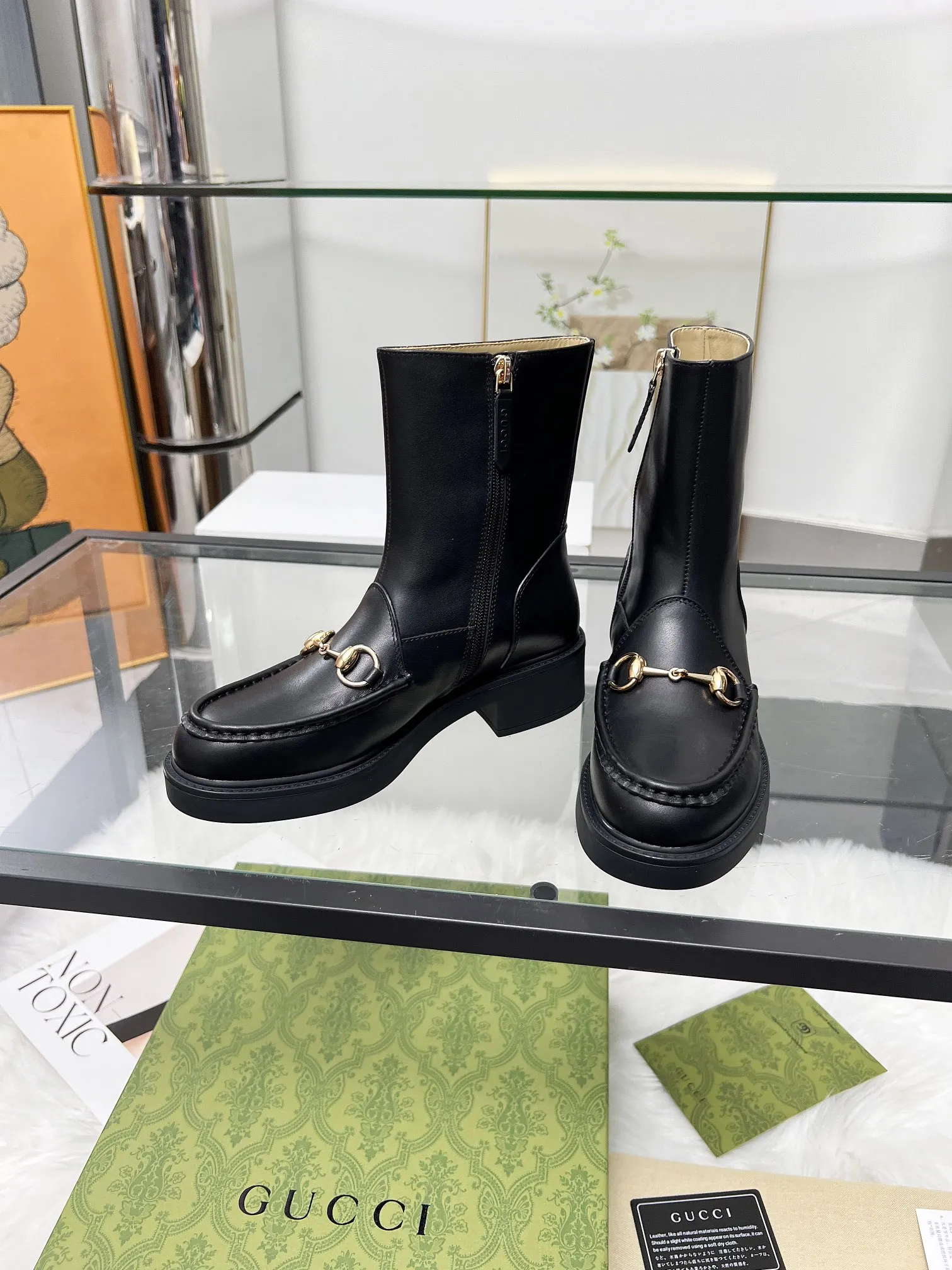 出厂价:290元 2025最新版古琦GUCCI 热卖✅ 🎉非常好搭配👍内侧拉链设计,方便穿脱‘品牌饰扣 跟高:6cm 面料:牛皮/开边珠 内里/垫脚:杏色牛里🐂 大底PPU材质 颜色:黑色 码数:34—40。34和41 42 需定做 包装:配有卡片 、布袋。