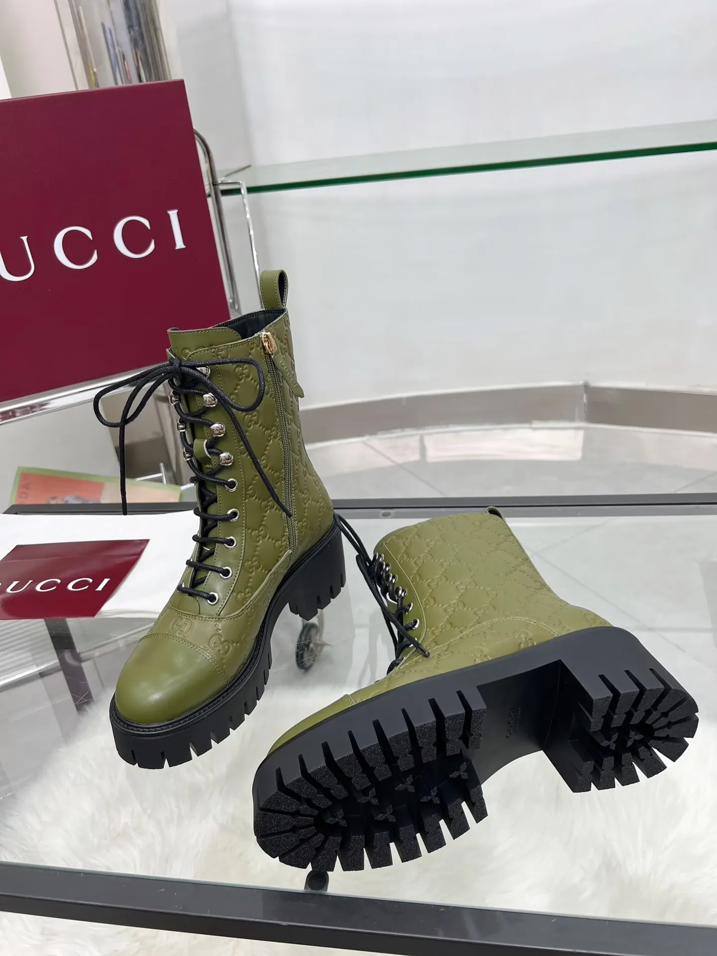 出厂价:320元 新版古琦GUCCI 热卖✅踝靴 🎉非常好搭配👍特显复古英伦风,高级3D印花、正面古琦饰扣装饰💎LOGO✅ 面料:进口牛皮🐂 内里/垫脚:牛里 颜色:黑色 绿色 码数:35—42{2头需定做} 跟高:5cm TPU大底 包装:配有卡片、布袋。