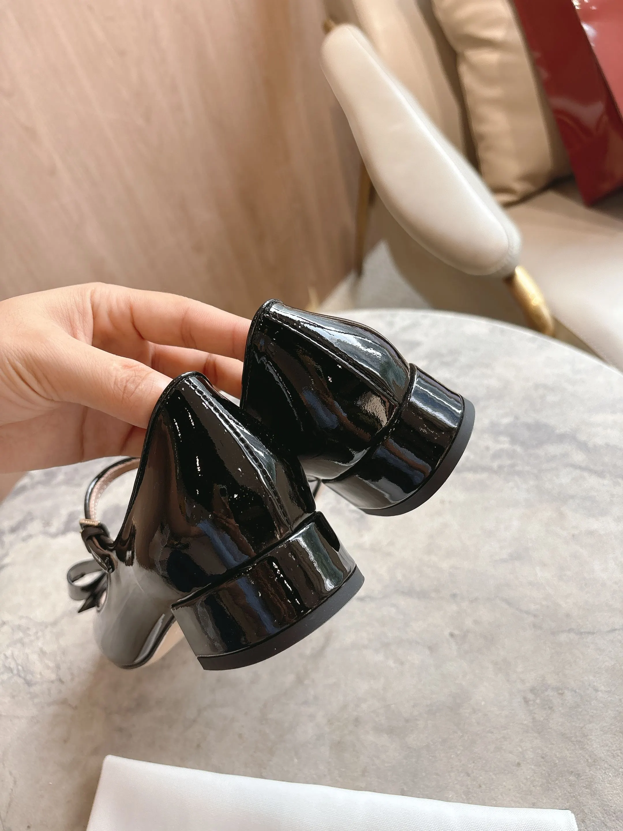 1168-1 黑&yen;260（35-42）这款女士芭蕾平底鞋采用光面漆皮匠心打造，点缀饰有品牌标志性双G的优雅蝴蝶结细节，彰显精致设计。经典廓形经以当代视角焕新演绎，融蕴Gucci经典元素，彰显柔美气质。 黑色漆皮 饰双G蝴蝶结细节 踝部可调节搭扣开合 低跟 高度：2.5厘米