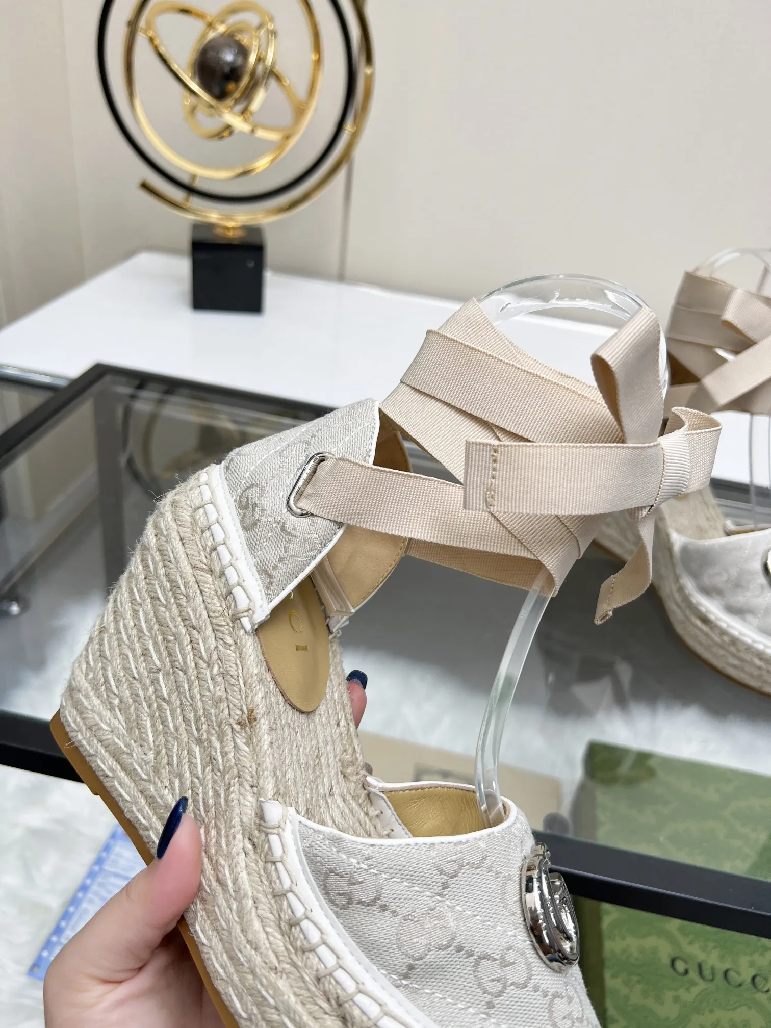 p210 GUCCI 古奇坡跟渔夫凉鞋 厚底草编 高端品质 面料：双G面料电绣 内里：混种羊皮里 码数：35～42 颜色：米白色 各位新老客户图片已经更新请转图更换 坡跟升级版目前有40多个颜色 转图大卖