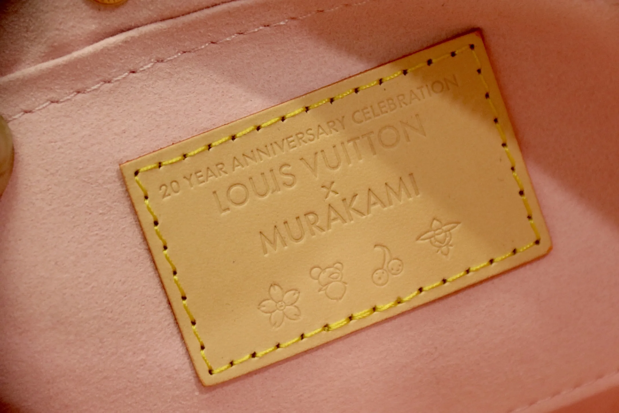 M13666樱花 🌟P350 本款 Pochette Accessoires 手袋为经典 Monogram 帆布融入村上隆笔下的明媚 Cherry Blossom 图案,以玩趣格调道出路易威登 x 村上隆复刻系列的鲜明元素。皮革蝴蝶结与 LV 铭纹挂锁点亮上缘,耀目饰钉与可拆卸链条注入一丝不羁气息。13 x 4 x 22 厘米