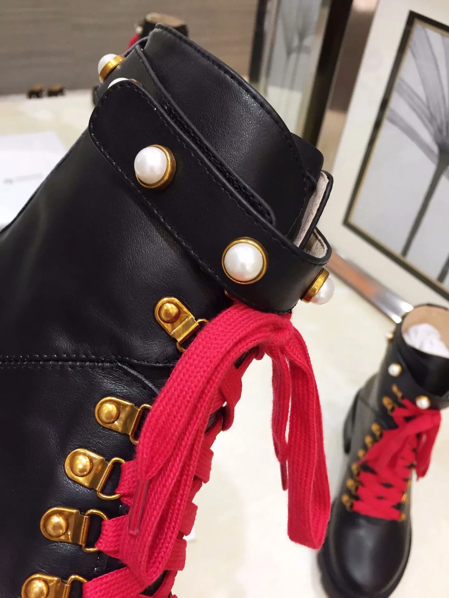 ❤️P260 💰 新版古琦GUCCI 热卖7寸靴 分电绣版和牛皮版面 非常好搭配网红都纷纷上脚引领最新时尚潮流。跟高6cm 面料:进口牛皮内里/进口头层猪皮 垫脚:羊皮 颜色:黑色 码数:34-40#(41定做)