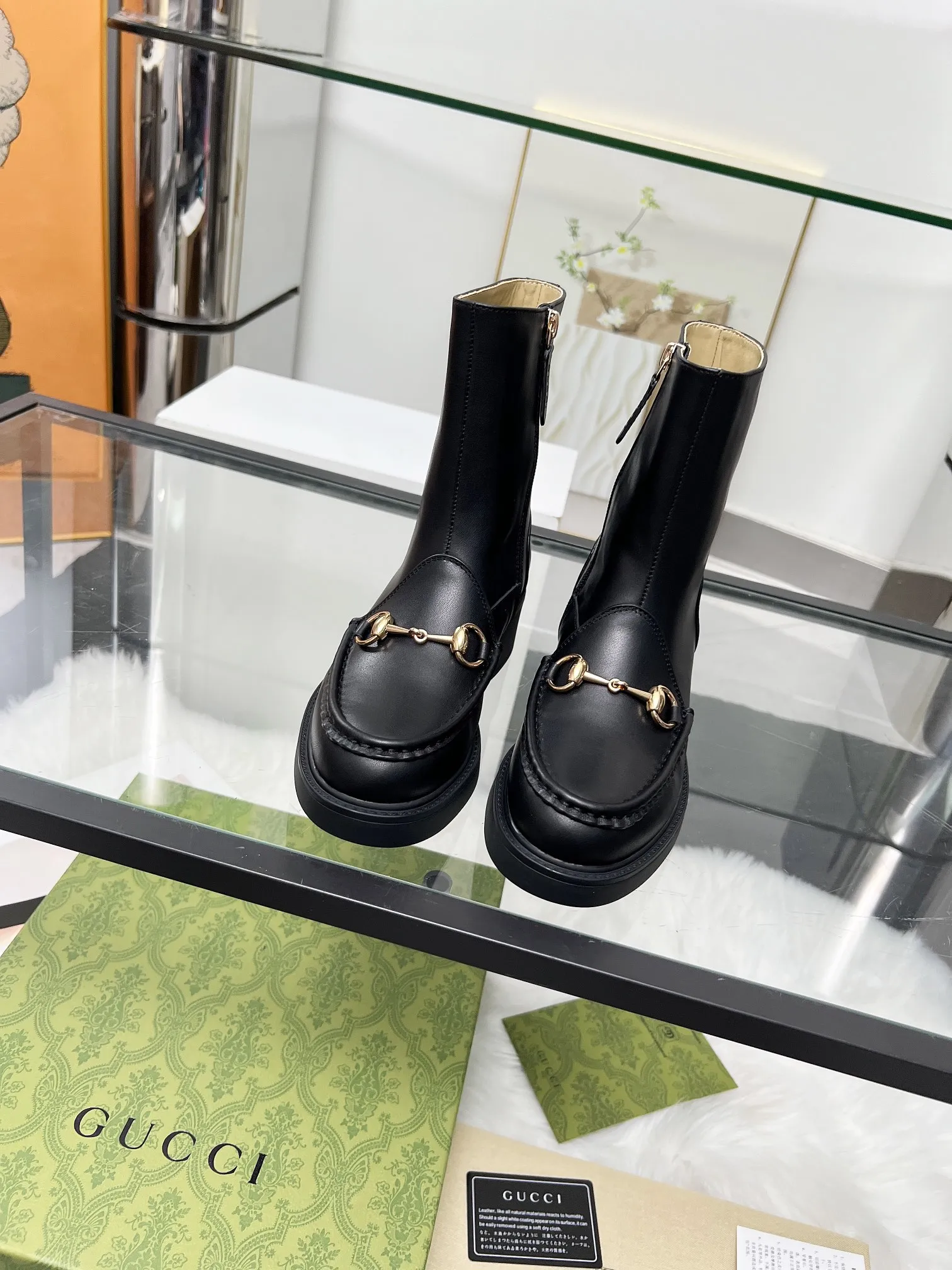 出厂价：290元 2025最新版古琦GUCCI 热卖✅ 🎉非常好搭配👍内侧拉链设计，方便穿脱&lsquo;品牌饰扣 跟高：6cm 面料：牛皮/开边珠 内里/垫脚：杏色牛里🐂 大底PPU材质 颜色：黑色 码数：34&mdash;40。34和41 42 需定做 包装：配有卡片 、布袋。