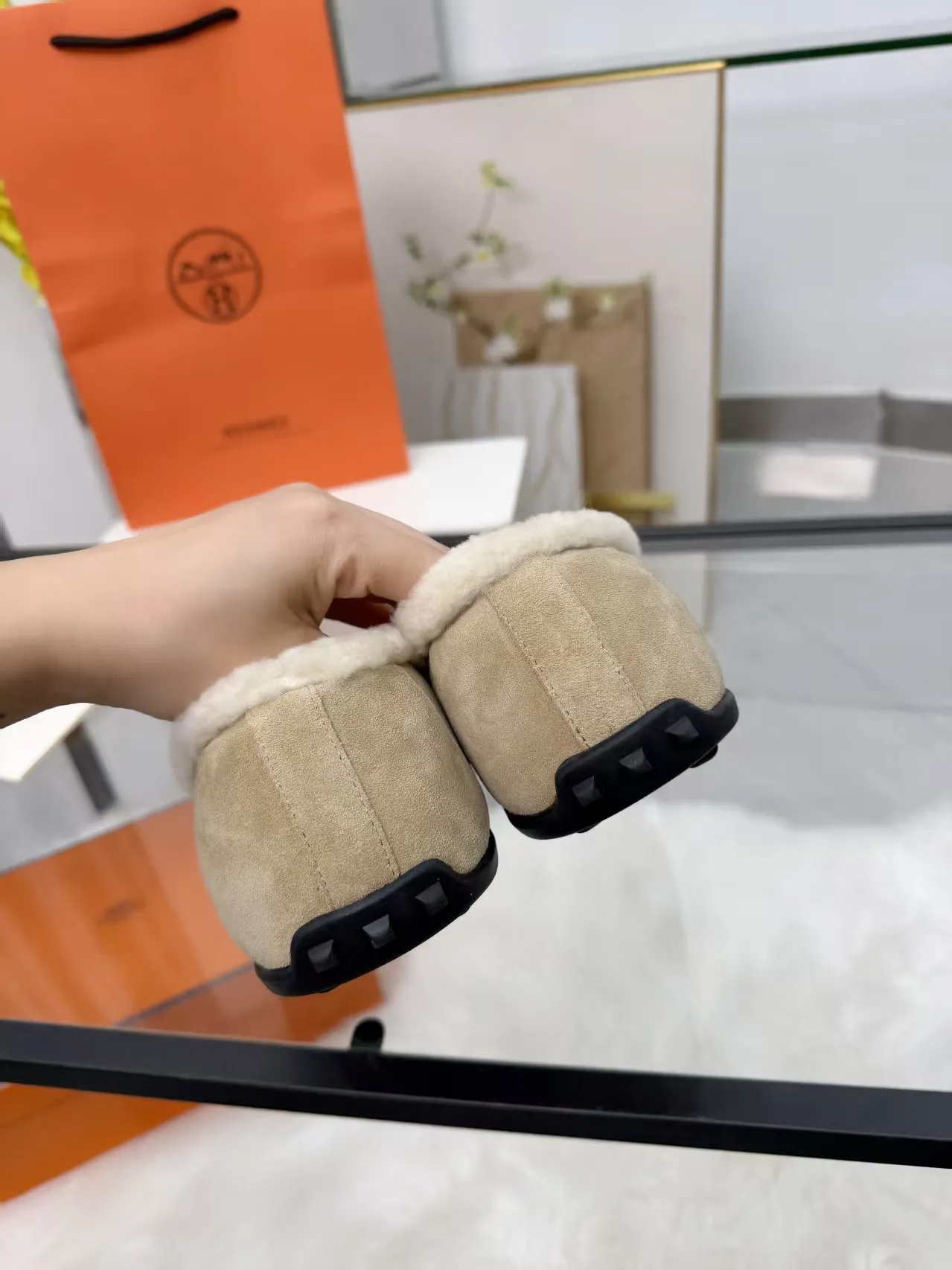 p250秋冬新色｜GUCCI✨古驰这款平底羊毛鞋也太高级了吧！ 作为设计传承的经典代表 每一处细节都在诉说优雅 鞋面采用标志性GG字母绒面牛皮 质感满满，经典永不过时✨ 内里与垫脚均为柔软羊毛 秋冬上脚温暖又舒适 防滑GG图案橡胶底 日常出行轻便不累脚 廓形流畅，轻松搭出高级感～ 码数：35-39常规码 （40/41码可定制，不退换哦） #GUCCI #秋冬新品 #高级感穿搭 #轻奢平底鞋