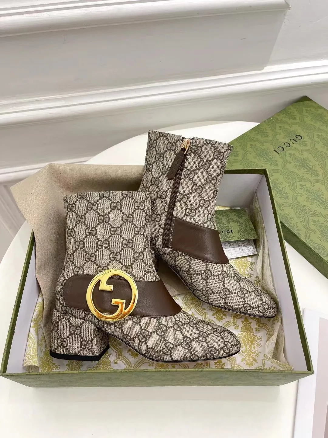 GUCCI 古奇 时尚大爆款 巧妙运用方形鞋头GG扣等设计时尚风范 面料:磨砂羊京 内里：垫脚 进口羊皮 跟高：5.5cm 意大利真皮大底一比一生产 码数:35&mdash;42码 备注: 40 41 42 定做 p320