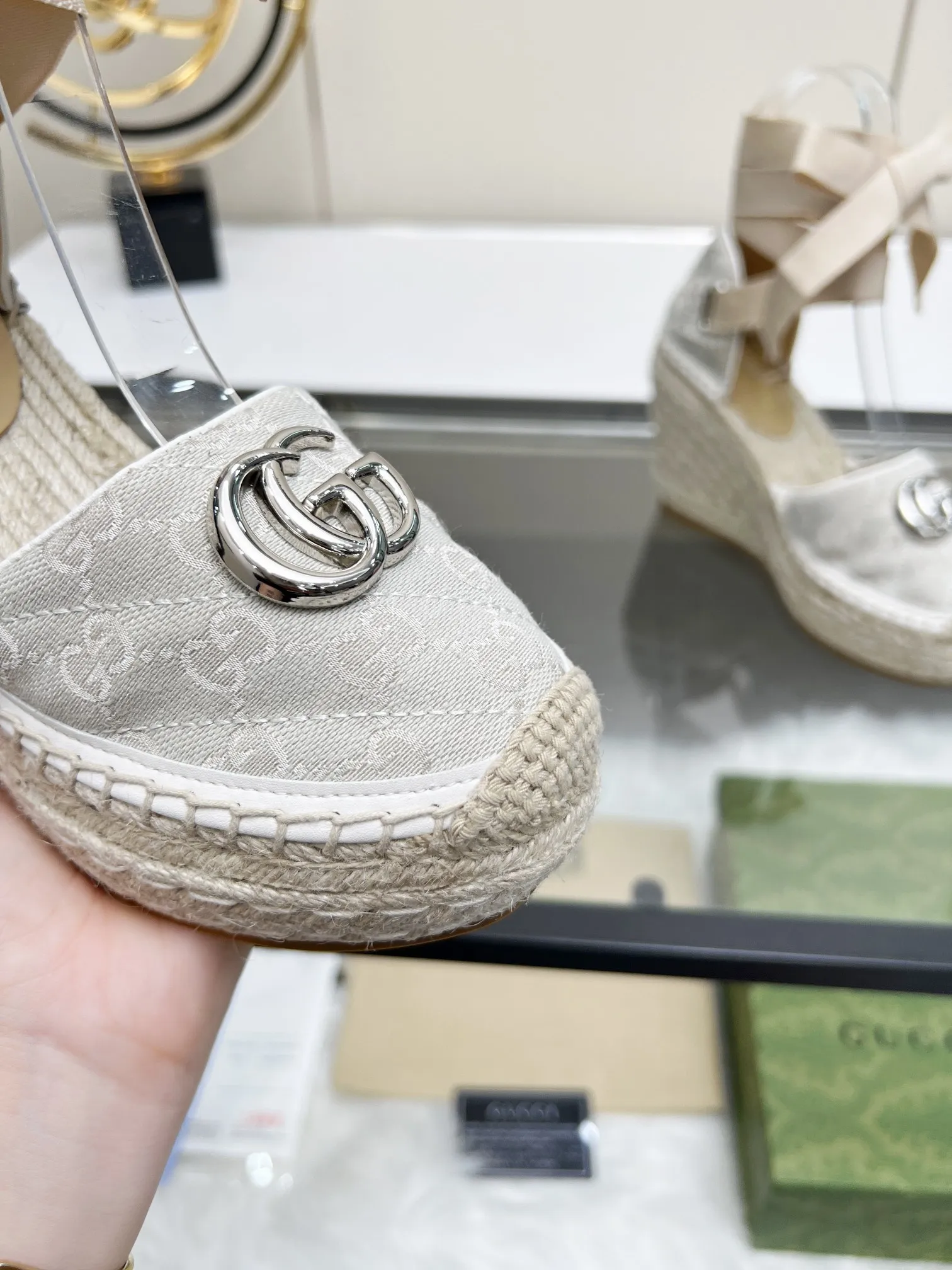 p210 GUCCI 古奇坡跟渔夫凉鞋 厚底草编 高端品质 面料：双G面料电绣 内里：混种羊皮里 码数：35～42 颜色：米白色 各位新老客户图片已经更新请转图更换 坡跟升级版目前有40多个颜色 转图大卖