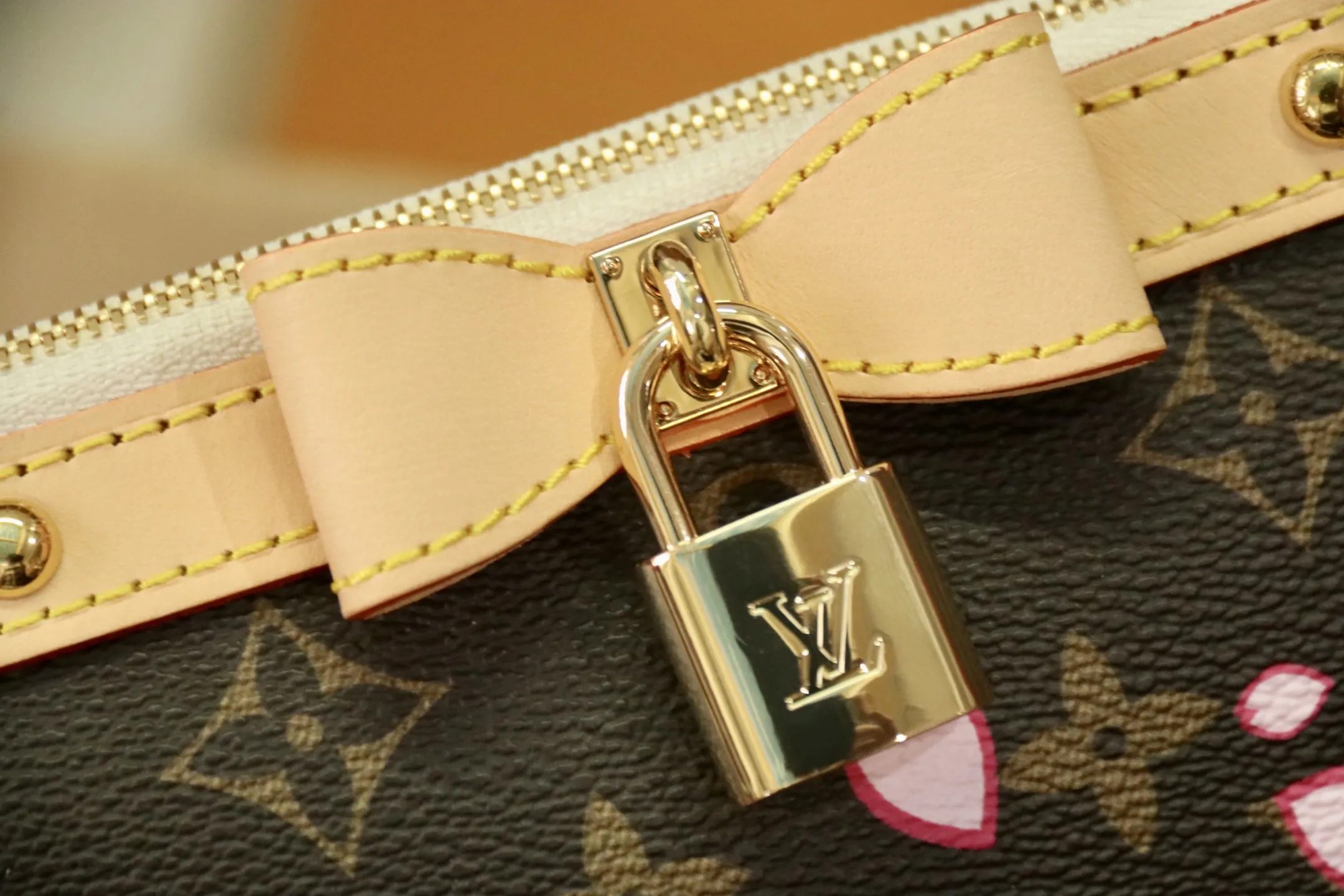 M13666樱花 🌟P350 本款 Pochette Accessoires 手袋为经典 Monogram 帆布融入村上隆笔下的明媚 Cherry Blossom 图案,以玩趣格调道出路易威登 x 村上隆复刻系列的鲜明元素。皮革蝴蝶结与 LV 铭纹挂锁点亮上缘,耀目饰钉与可拆卸链条注入一丝不羁气息。13 x 4 x 22 厘米