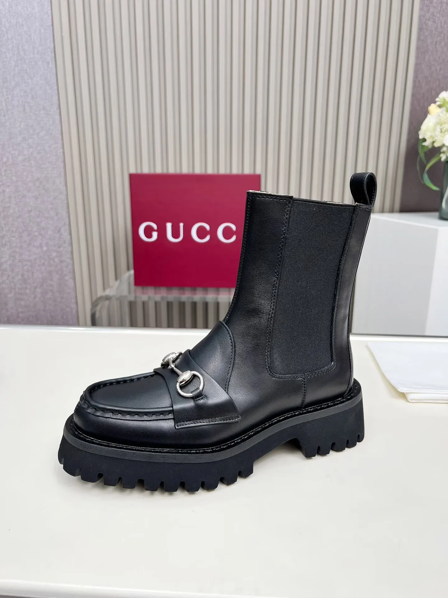 出厂价：310元 新版古琦GUCCI 热卖✅踝靴 🎉非常好搭配👍双侧松紧设计[强] 方便穿脱，特显复古英伦风，正面古琦饰扣装饰💎LOGO✅ 面料：进口牛皮🐂高丝光绒、内里/垫脚：牛里 颜色：黑色 焦糖色 咖啡色 3色任选 码数：35&mdash;42｛2头需定做｝ 跟高：5cm 包装：配有卡片、布袋。