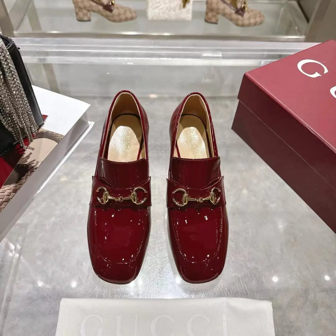 长期有货 GUCCI 古奇 浅口乐福鞋巧妙运用圆形鞋头等设计时尚风范 面料：进口软牛漆皮和进口羊皮 内里：垫脚 进口羊皮 跟高:5.5 码数:35&mdash;42码 备注: 40 41 42 定做 工厂直批260