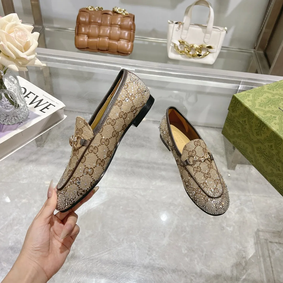 1819-1 杏G钻 ¥280(35-41)作为Gucci设计传承的杰出代表,Jordaan系列饰马衔扣乐福鞋生动彰显经典优雅格调。这款鞋履采用品牌标志性字母图案帆布,成就隽永经典。这款鞋履材质柔软,廓形精致流畅,彰显日常优雅风范。 米色和深棕色GG帆布 女士 浅金色调配件 马衔扣 多刻面水晶细节 皮革鞋底 平底