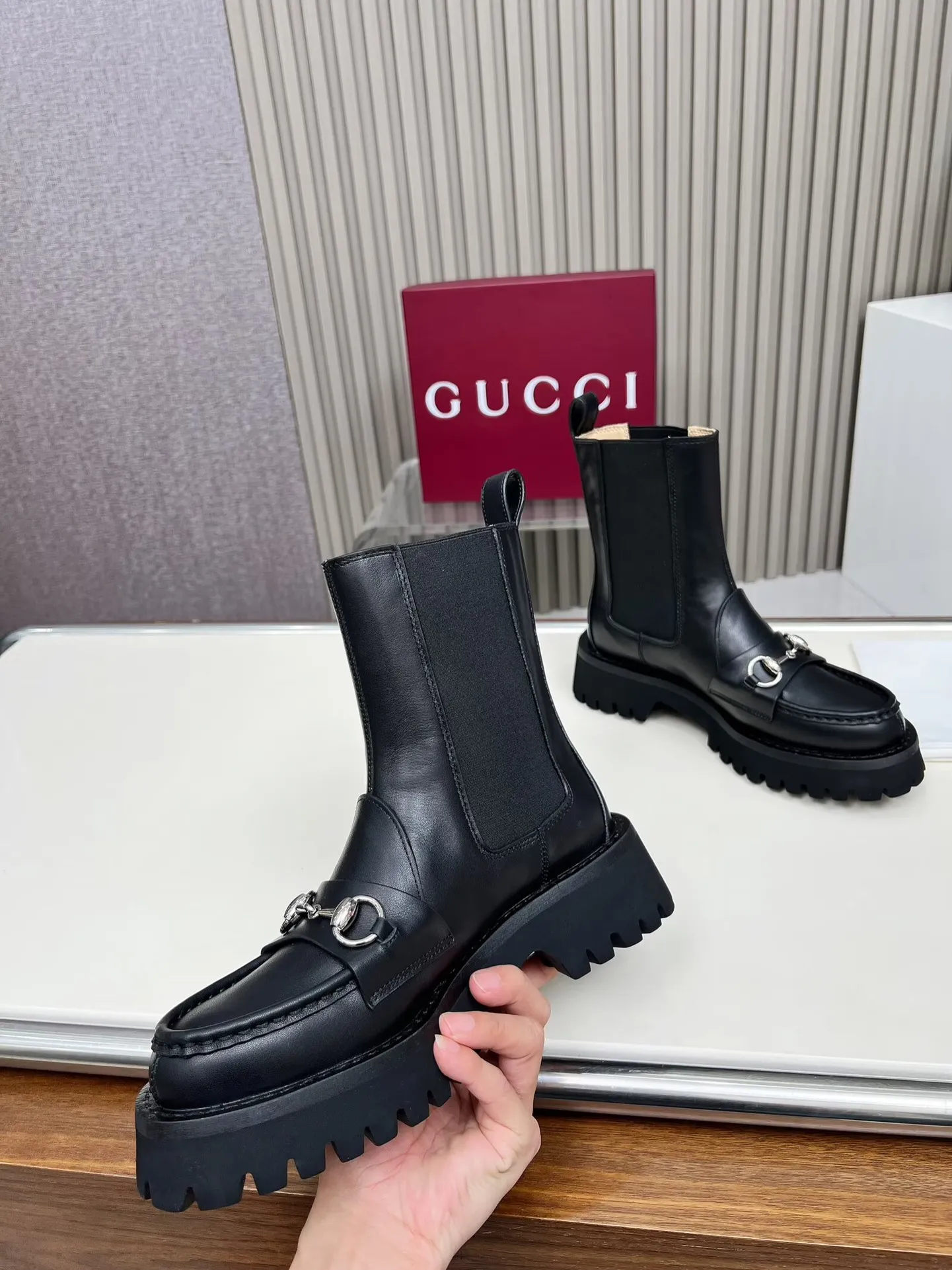 出厂价：310元 新版古琦GUCCI 热卖✅踝靴 🎉非常好搭配👍双侧松紧设计[强] 方便穿脱，特显复古英伦风，正面古琦饰扣装饰💎LOGO✅ 面料：进口牛皮🐂高丝光绒、内里/垫脚：牛里 颜色：黑色 焦糖色 咖啡色 3色任选 码数：35&mdash;42｛2头需定做｝ 跟高：5cm 包装：配有卡片、布袋。