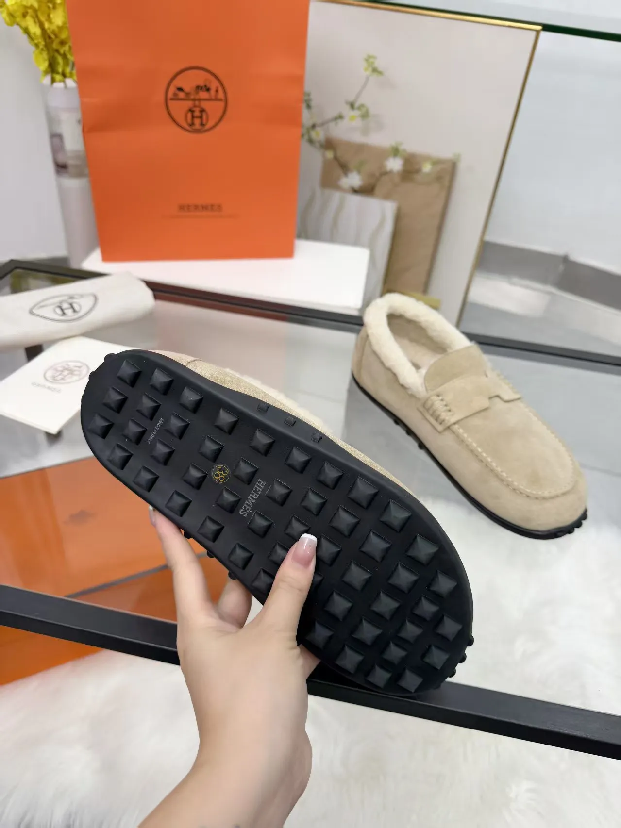 p250秋冬新色｜GUCCI✨古驰这款平底羊毛鞋也太高级了吧！ 作为设计传承的经典代表 每一处细节都在诉说优雅 鞋面采用标志性GG字母绒面牛皮 质感满满，经典永不过时✨ 内里与垫脚均为柔软羊毛 秋冬上脚温暖又舒适 防滑GG图案橡胶底 日常出行轻便不累脚 廓形流畅，轻松搭出高级感～ 码数：35-39常规码 （40/41码可定制，不退换哦） #GUCCI #秋冬新品 #高级感穿搭 #轻奢平底鞋