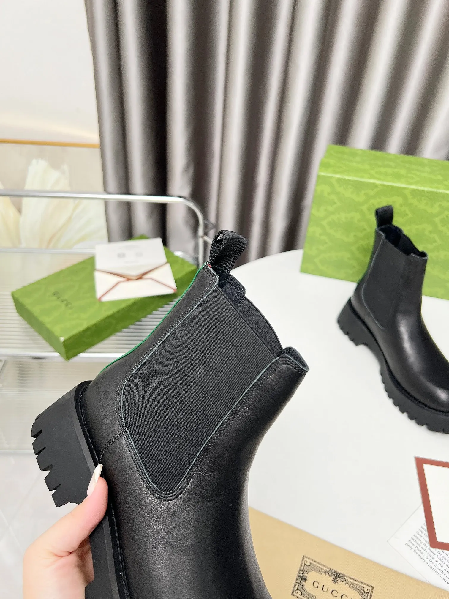 🌸P260💰 Gucci马丁靴 典藏图案继续在Gucci全新系列中大放异彩。全新系列匠心呈献马衔扣配件,彰显品牌马术传承。这款女士靴子采用皮革制作,搭配橡胶沟纹鞋底。 面料:进口牛皮/筒高4.5 码数:女35-42# 男39-45#