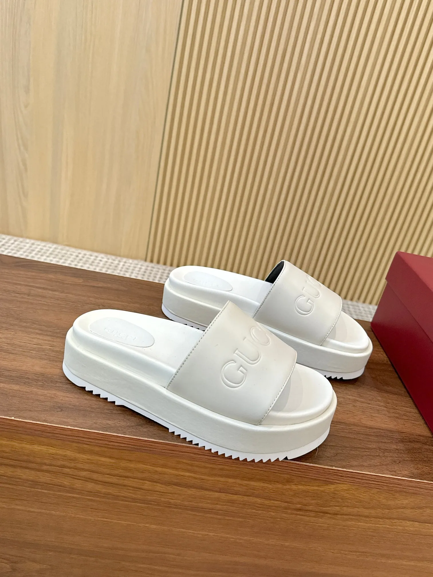 🔥【p200】全年出货,】古驰Gucci最新限量厚底拖鞋 。顶级品质发售 购入正品开发 . 材质.工艺与原版一致 鞋面:原版特殊印刷工艺印花 内里:透染羊皮 大底:意大利私模大底 码数:35-43M标准码 41,42,43又订做,不退换 底厚:5.5cm 前掌4cm