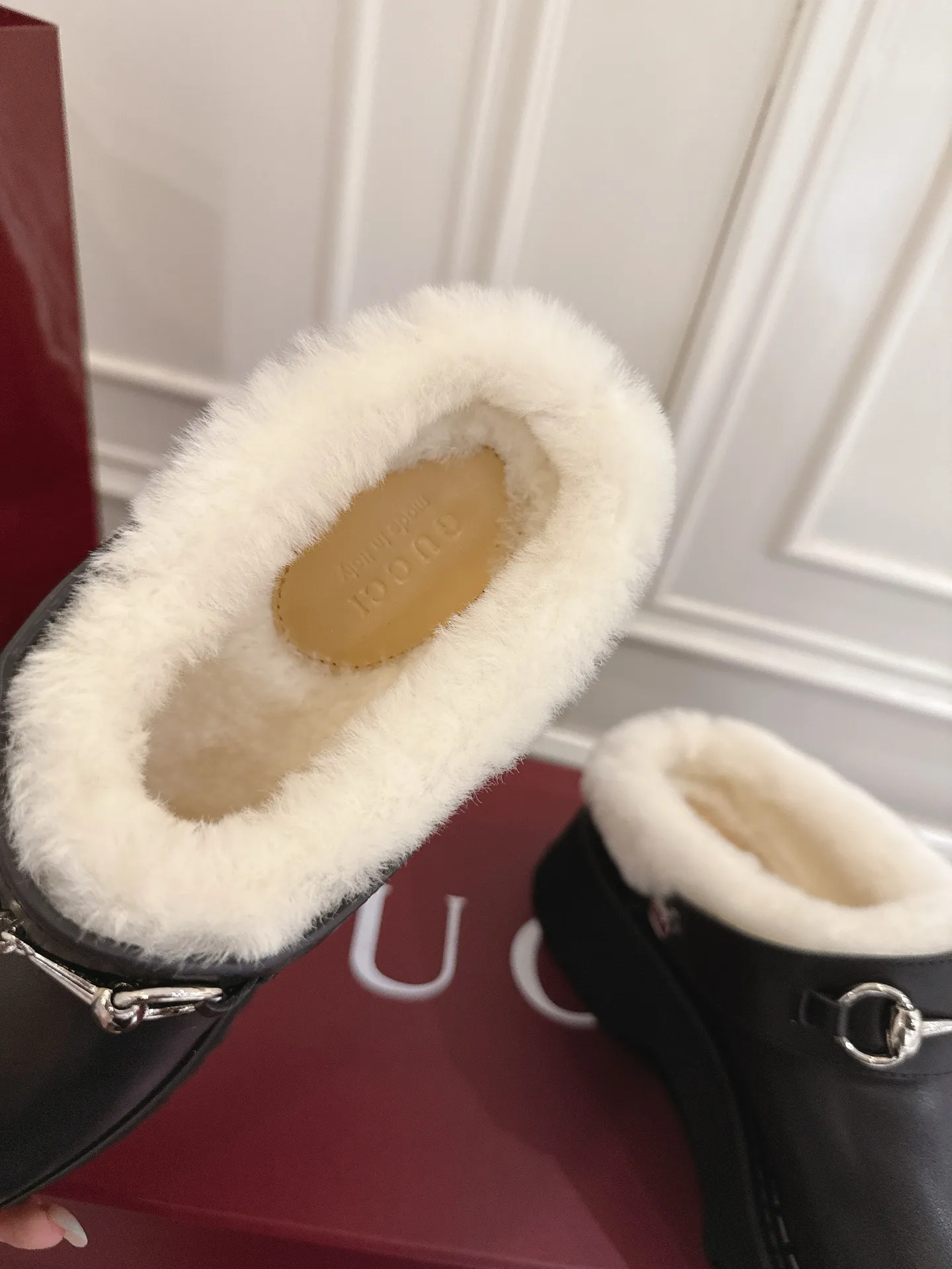 🌸P250💰 Gucci 饰马衔扣羊毛穆勒鞋沟纹底半拖 作为品牌对马术本源的致敬之作，马衔扣历经岁月洗礼之后，将厚重历史底蕴和现代时尚流行融合形成一体 牛皮面 底厚：5cm 码数：35-42#