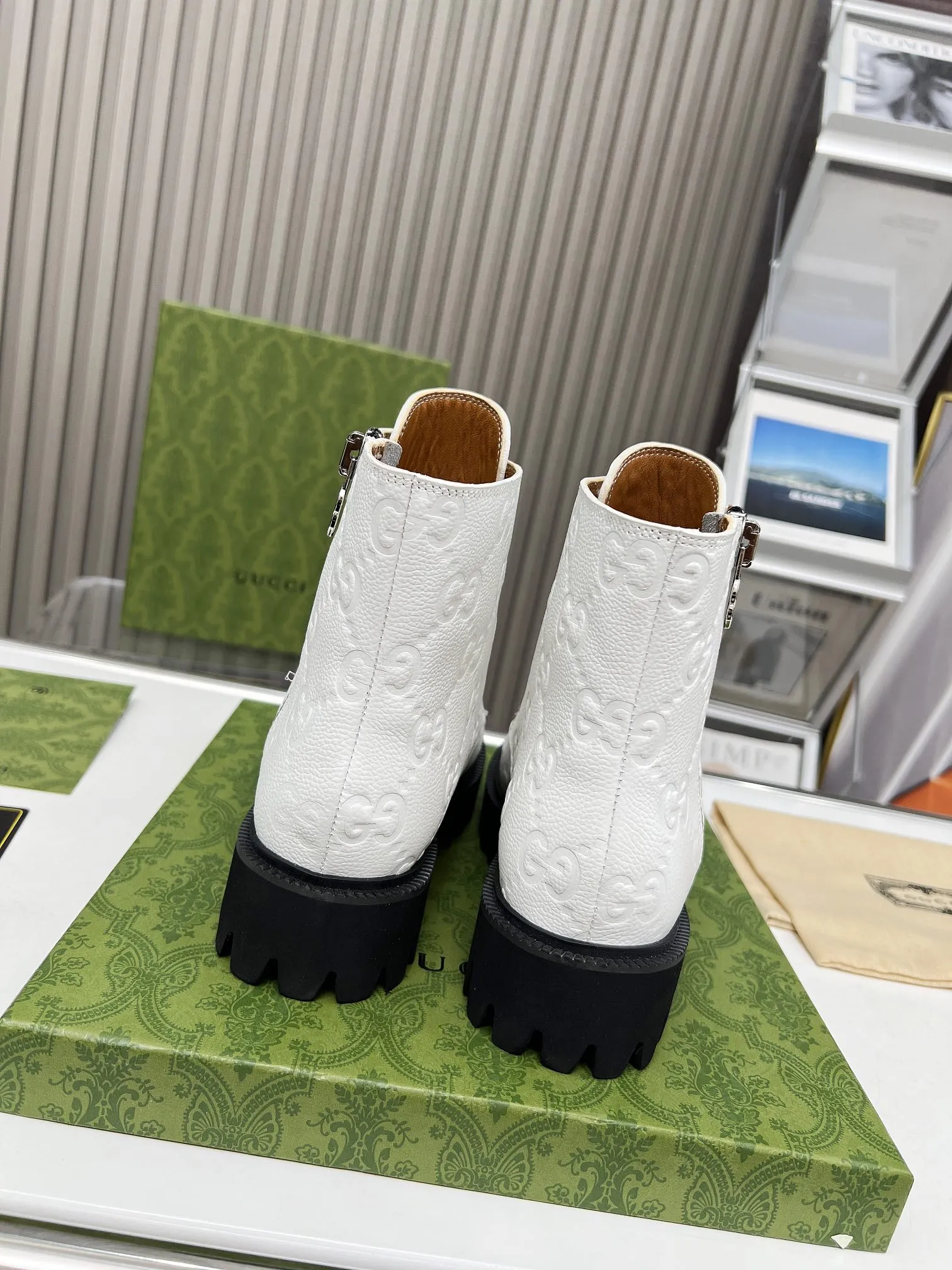 ❤️P250💰 Gucci 2023超酷马丁靴，GG标识在新推系列继续绽放异彩，舒适和轻在这款女士皮靴上匠心呈现。经典GG图案由品牌创始人Guccio Gucci先生的姓名演化而来，在20世纪30年代开始使用，历经近一个世纪的发展依然为品牌探索全新表达提供灵感。 码数:35-43#