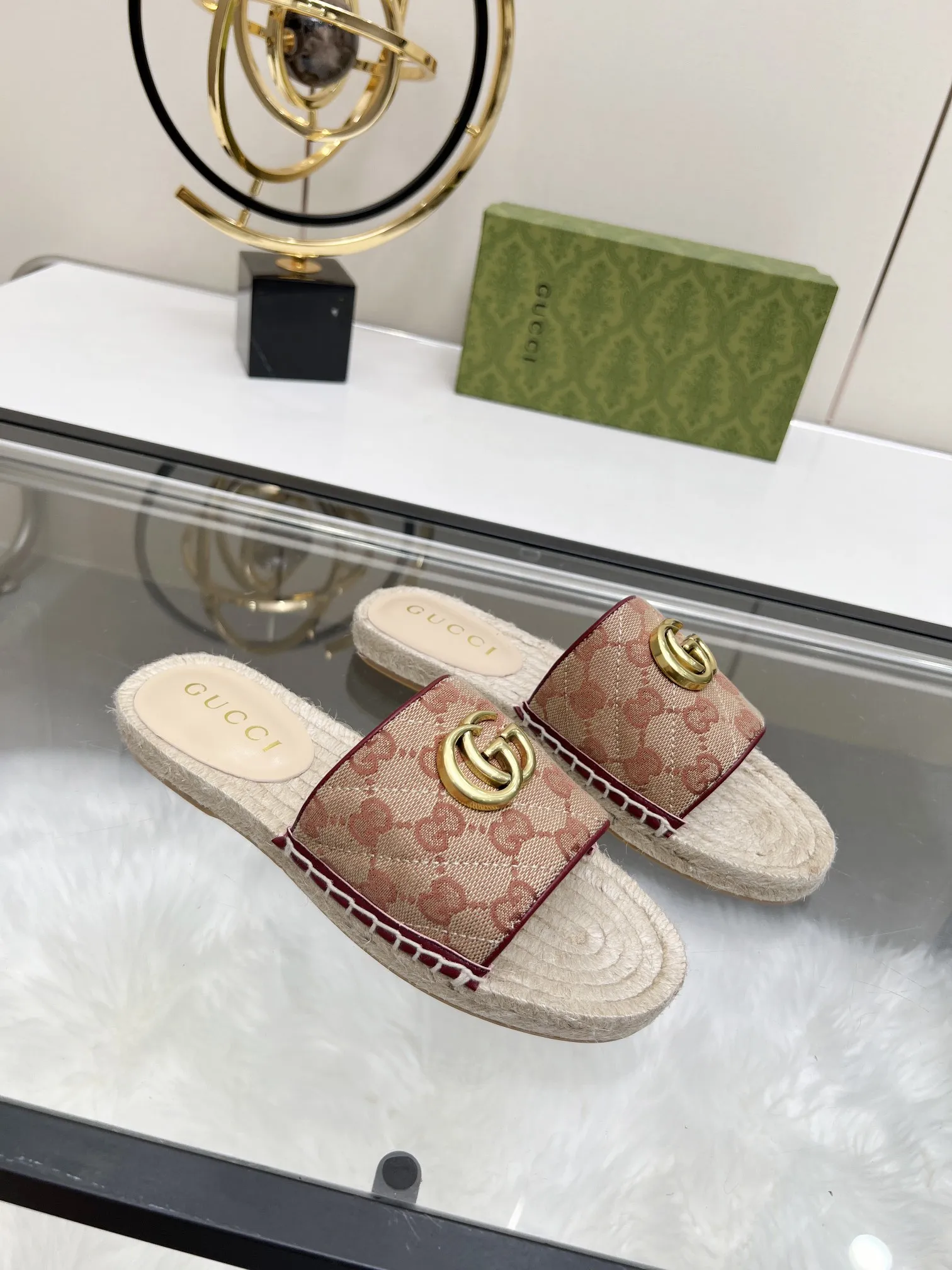 P150 GUCCI 古奇拖鞋渔夫鞋 新色 注塑一体草编底 ，高端品质 面料：双G进口布料内里：羊皮里 码数：35～42 布料款有 杏色 花色 粉色 黑色 蓝色 酒红色 香槟色 绿色 橘色 青色 满天星色 30多个颜色可选 后续很多颜色等待更新 ，，，，，，，