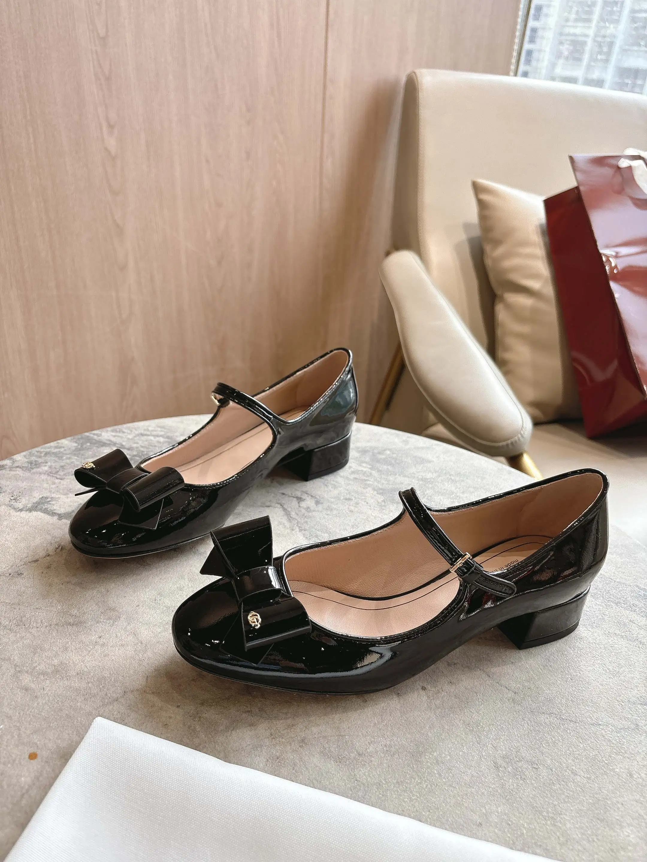 1168-1 黑&yen;260（35-42）这款女士芭蕾平底鞋采用光面漆皮匠心打造，点缀饰有品牌标志性双G的优雅蝴蝶结细节，彰显精致设计。经典廓形经以当代视角焕新演绎，融蕴Gucci经典元素，彰显柔美气质。 黑色漆皮 饰双G蝴蝶结细节 踝部可调节搭扣开合 低跟 高度：2.5厘米