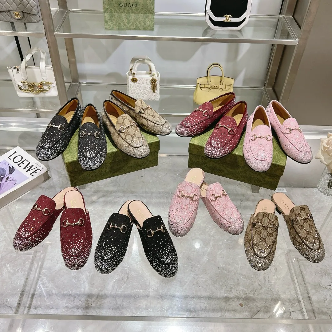 1819-1 杏G钻 &yen;280（35-41）作为Gucci设计传承的杰出代表，Jordaan系列饰马衔扣乐福鞋生动彰显经典优雅格调。这款鞋履采用品牌标志性字母图案帆布，成就隽永经典。这款鞋履材质柔软，廓形精致流畅，彰显日常优雅风范。 米色和深棕色GG帆布 女士 浅金色调配件 马衔扣 多刻面水晶细节 皮革鞋底 平底
