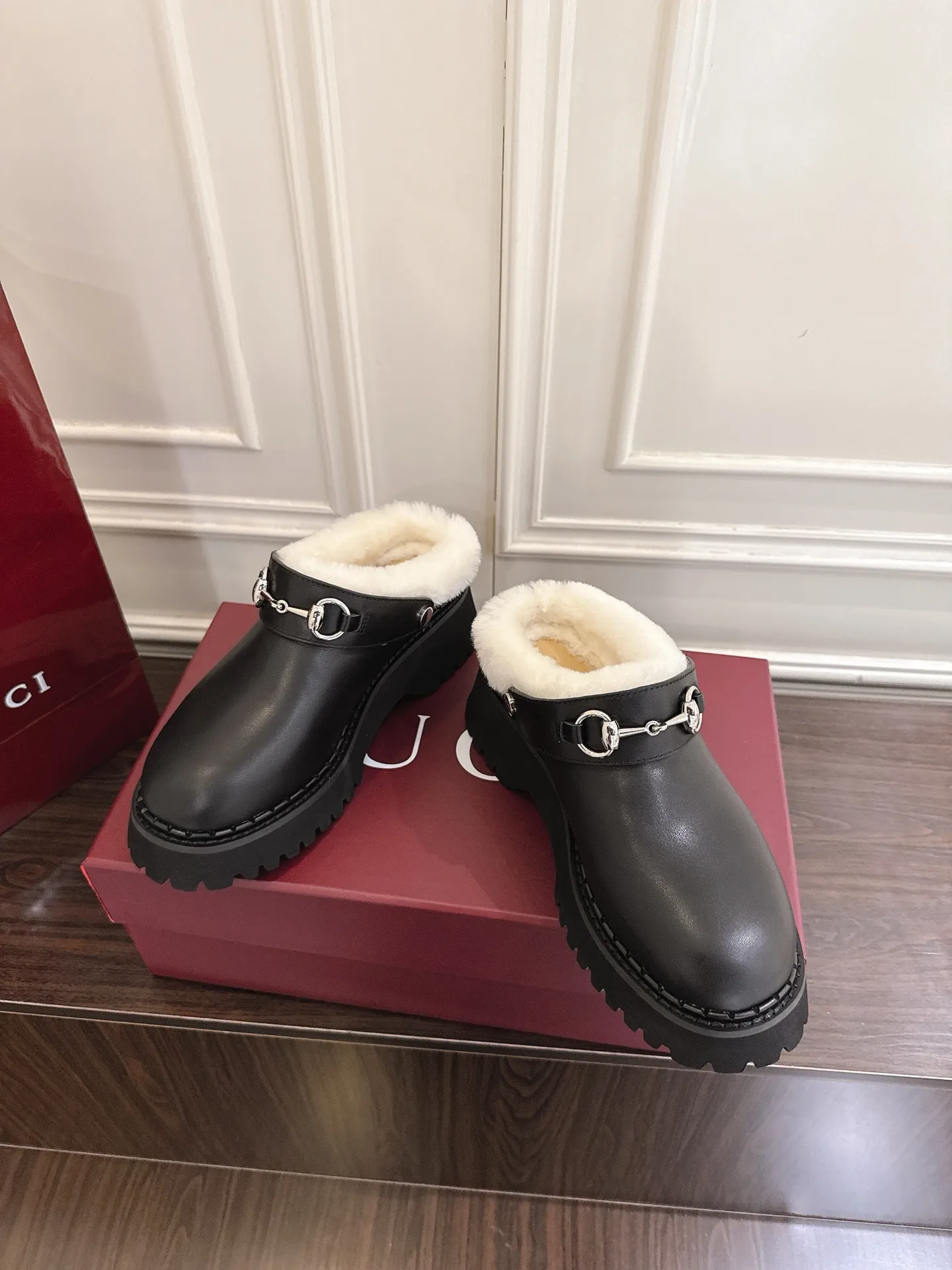 🌸P250💰 Gucci 饰马衔扣羊毛穆勒鞋沟纹底半拖 作为品牌对马术本源的致敬之作,马衔扣历经岁月洗礼之后,将厚重历史底蕴和现代时尚流行融合形成一体 牛皮面 底厚:5cm 码数:35-42#