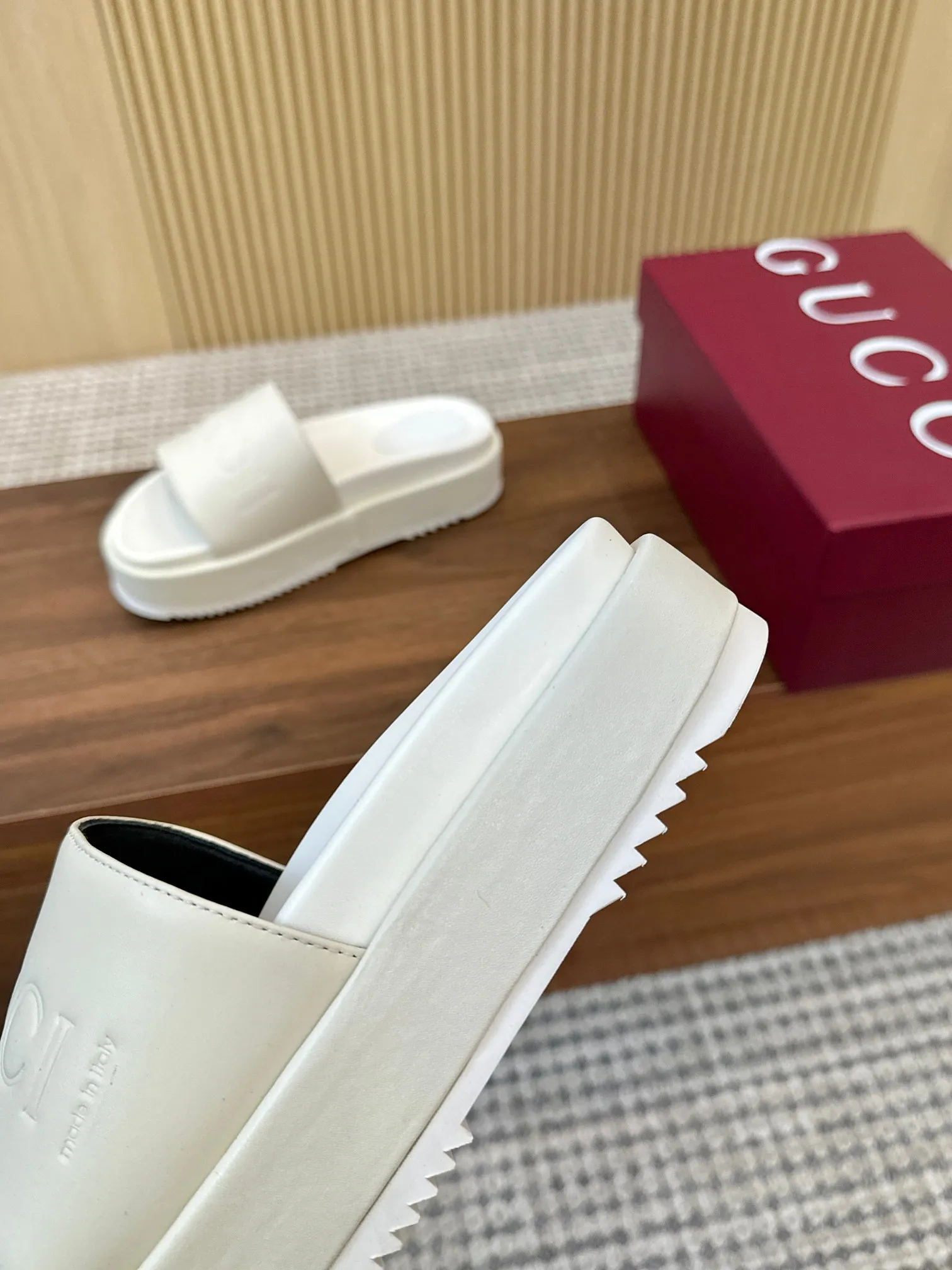 🔥【p200】全年出货,】古驰Gucci最新限量厚底拖鞋 。顶级品质发售 购入正品开发 . 材质.工艺与原版一致 鞋面:原版特殊印刷工艺印花 内里:透染羊皮 大底:意大利私模大底 码数:35-43M标准码 41,42,43又订做,不退换 底厚:5.5cm 前掌4cm