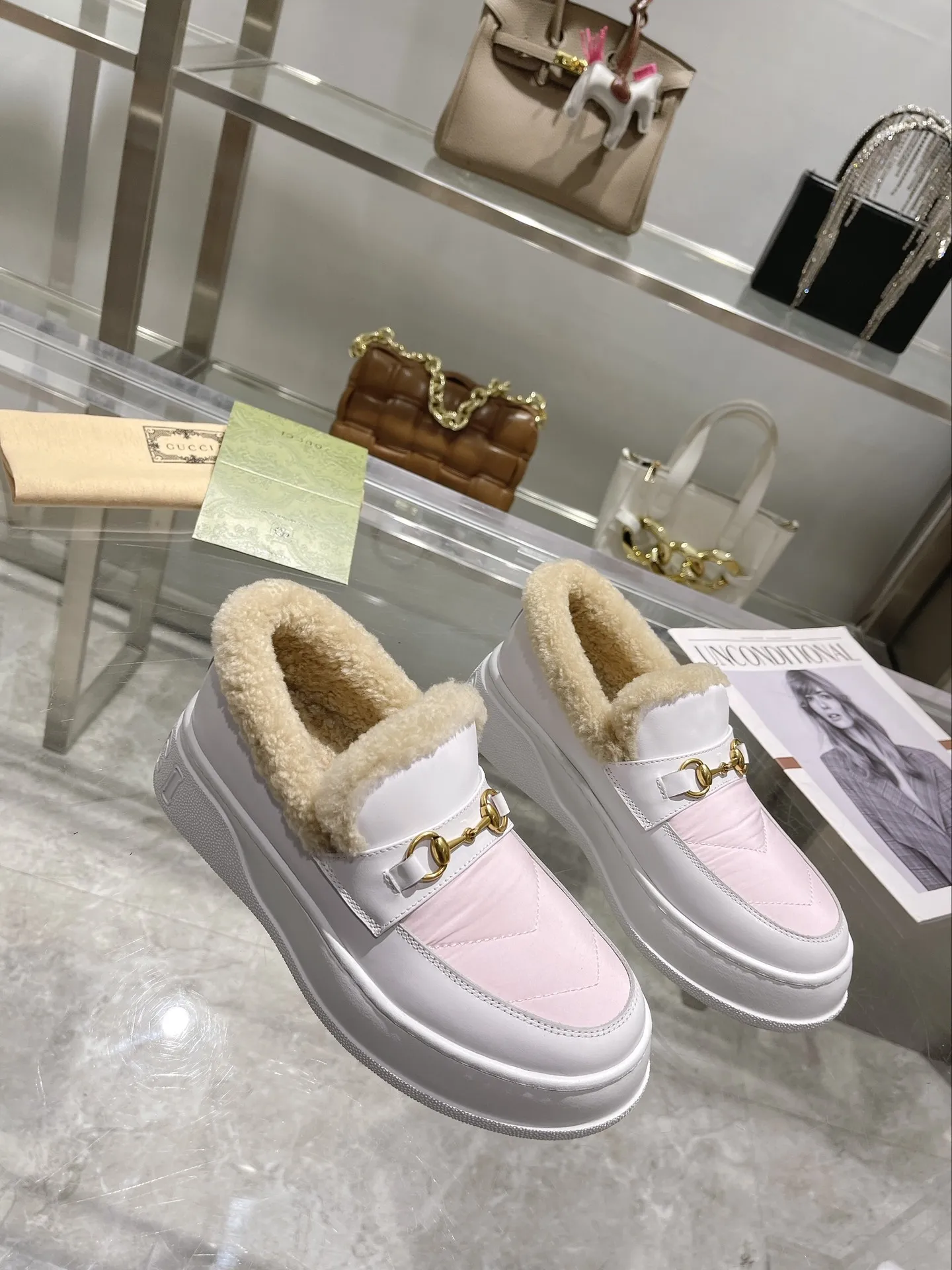 👑 P 260💰 Gucci巴黎时装周中国22年美丽奴羊皮毛一体浅口雪地靴,提花面料LOGO➕头层牛皮➕澳洲进口羊毛内里, Gucci 这款雪地靴结合了品牌两大标志性元素——金色马衔扣五金和 V 字形马特拉塞绗缝。它采用混纺羊毛毡于意大利制成,以柔软皮革饰边,米黄色羊毛皮全衬里让双足保持温暖。橡胶厚底上压印有 Logo,可提供出色抓地力。 鞋跟高约 3 厘米 金典色皮革(小牛皮),米黄色羊毛皮内里, 套穿款 意大利制造 符合标准尺码,请选择平时所穿尺码 中国尺码35~42码