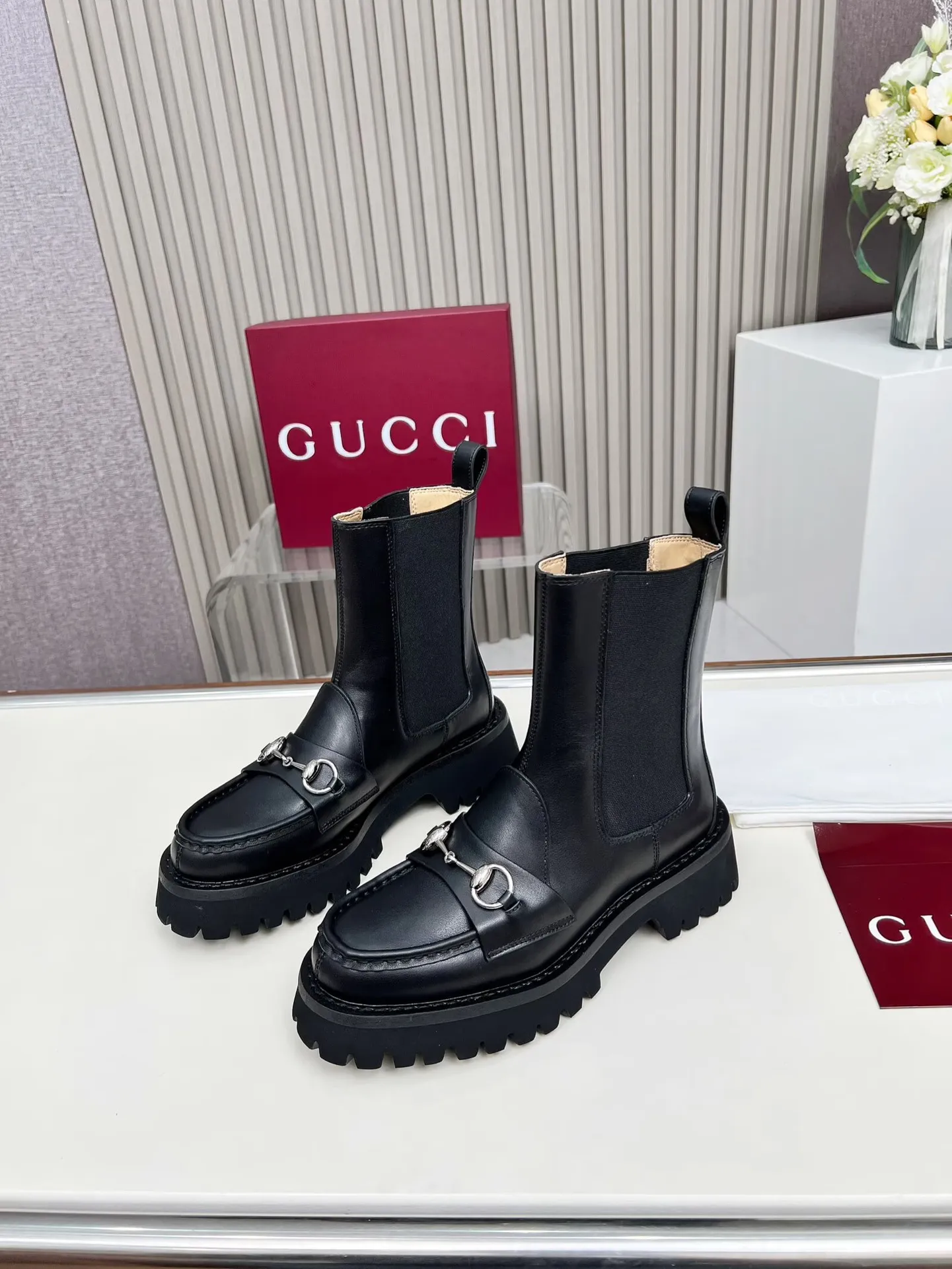 出厂价：310元 新版古琦GUCCI 热卖✅踝靴 🎉非常好搭配👍双侧松紧设计[强] 方便穿脱，特显复古英伦风，正面古琦饰扣装饰💎LOGO✅ 面料：进口牛皮🐂高丝光绒、内里/垫脚：牛里 颜色：黑色 焦糖色 咖啡色 3色任选 码数：35&mdash;42｛2头需定做｝ 跟高：5cm 包装：配有卡片、布袋。