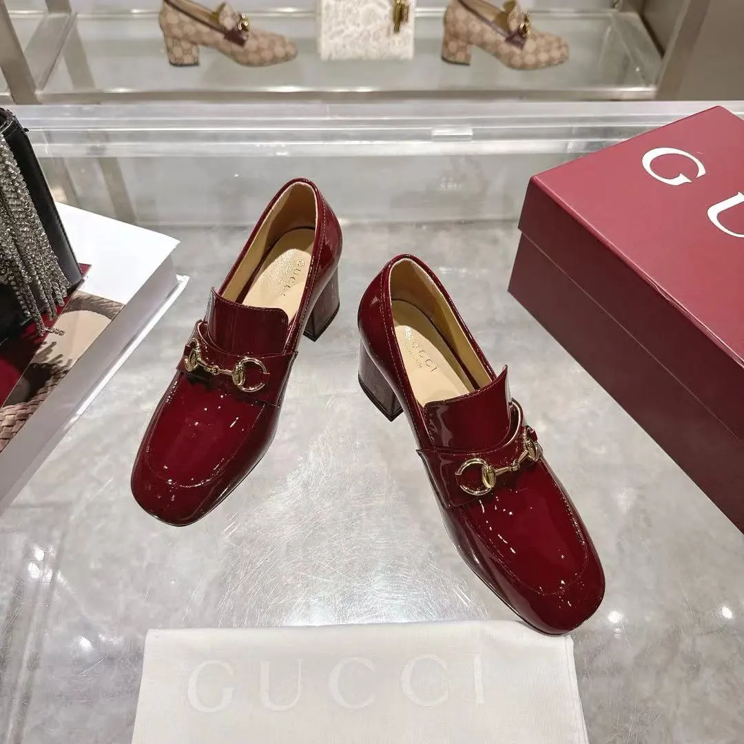 长期有货 GUCCI 古奇 浅口乐福鞋巧妙运用圆形鞋头等设计时尚风范 面料:进口软牛漆皮和进口羊皮 内里:垫脚 进口羊皮 跟高:5.5 码数:35—42码 备注: 40 41 42 定做 工厂直批260