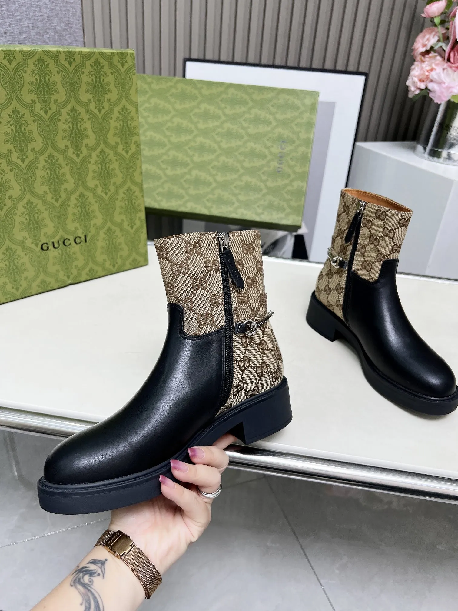 ❤️P260💰 Gucci古奇女士修长造型马衔扣踝靴, 这款靴子以优质亮面皮革匠心打造,巧妙融入修长造型马衔扣细节,致敬品牌源远流长的马术传承。经典廓形精致考究,诠释Gucci优雅美学。 面料:牛皮+牛里 码数:35-42#