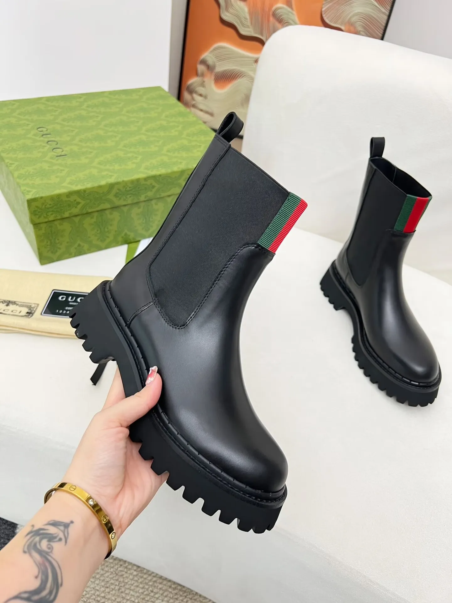 出厂价：290元 2025最新版古琦GUCCI百搭马丁靴，方便穿脱一脚蹬&lsquo;品牌织带拼色搭配 跟高：5cm 面料：牛皮/开边珠 内里/垫脚：黑色牛里🐂 大底是发泡大底材质 颜色：黑色 码数：34&mdash;40。34和41 42 需定做 包装：配有卡片、布袋。