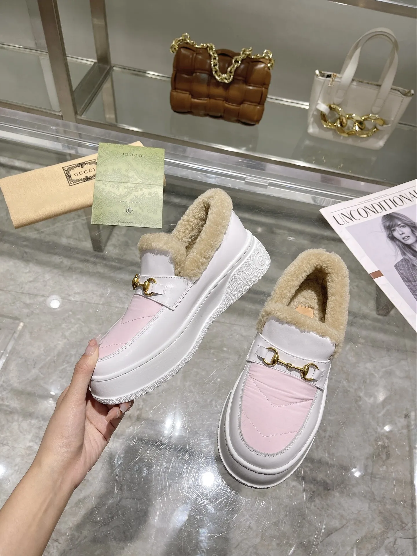 👑 P 260💰 Gucci巴黎时装周中国22年美丽奴羊皮毛一体浅口雪地靴,提花面料LOGO➕头层牛皮➕澳洲进口羊毛内里, Gucci 这款雪地靴结合了品牌两大标志性元素——金色马衔扣五金和 V 字形马特拉塞绗缝。它采用混纺羊毛毡于意大利制成,以柔软皮革饰边,米黄色羊毛皮全衬里让双足保持温暖。橡胶厚底上压印有 Logo,可提供出色抓地力。 鞋跟高约 3 厘米 金典色皮革(小牛皮),米黄色羊毛皮内里, 套穿款 意大利制造 符合标准尺码,请选择平时所穿尺码 中国尺码35~42码