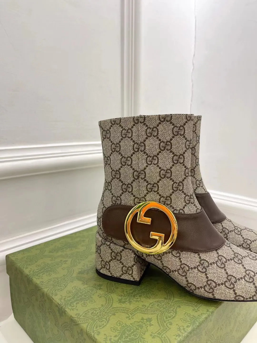 GUCCI 古奇 时尚大爆款 巧妙运用方形鞋头GG扣等设计时尚风范 面料:磨砂羊京 内里：垫脚 进口羊皮 跟高：5.5cm 意大利真皮大底一比一生产 码数:35&mdash;42码 备注: 40 41 42 定做 p320