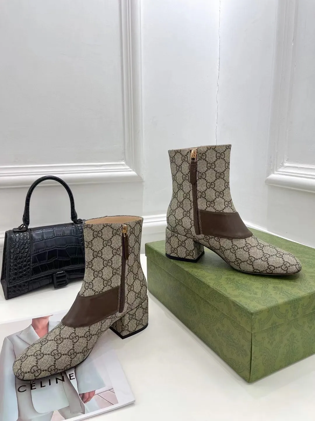 GUCCI 古奇 时尚大爆款 巧妙运用方形鞋头GG扣等设计时尚风范 面料:磨砂羊京 内里:垫脚 进口羊皮 跟高:5.5cm 意大利真皮大底一比一生产 码数:35—42码 备注: 40 41 42 定做 p320