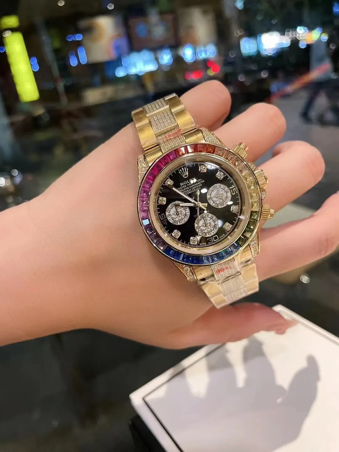 💰黄金586748 全新劳力士迪通拿彩虹款。型号：116599RBOW-116598RBOW-116595RBOW.彩虹迪通拿一表难求！镶嵌根据原厂颜色渐变过渡最协调的36颗宝石进行优化处理，高度、角度一致，折射效果非常漂亮。字面每个计时盘为光线的不同而发生折射，色泽鲜艳亮丽，独一无二。搭载进口石英机芯 (分别有星期 月份 24小时显示)Rolex钢实心链节蚝式易调节表带，抛光打磨精湛细腻。