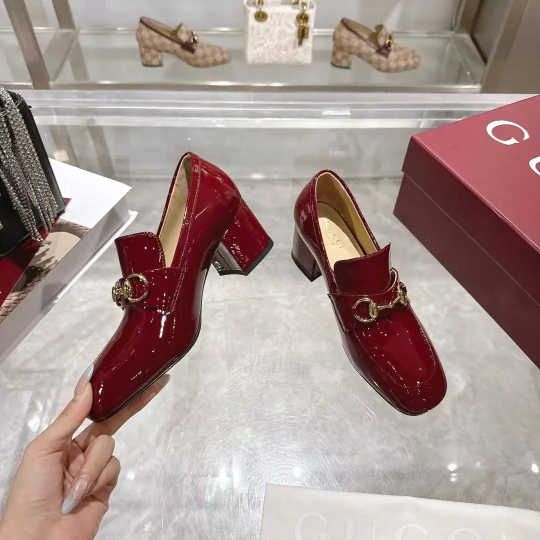 长期有货 GUCCI 古奇 浅口乐福鞋巧妙运用圆形鞋头等设计时尚风范 面料：进口软牛漆皮和进口羊皮 内里：垫脚 进口羊皮 跟高:5.5 码数:35&mdash;42码 备注: 40 41 42 定做 工厂直批260