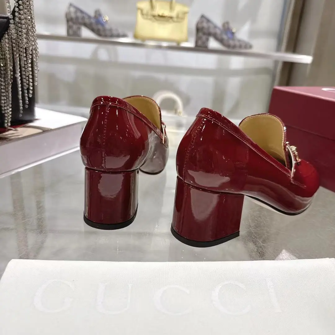 长期有货 GUCCI 古奇 浅口乐福鞋巧妙运用圆形鞋头等设计时尚风范 面料：进口软牛漆皮和进口羊皮 内里：垫脚 进口羊皮 跟高:5.5 码数:35&mdash;42码 备注: 40 41 42 定做 工厂直批260