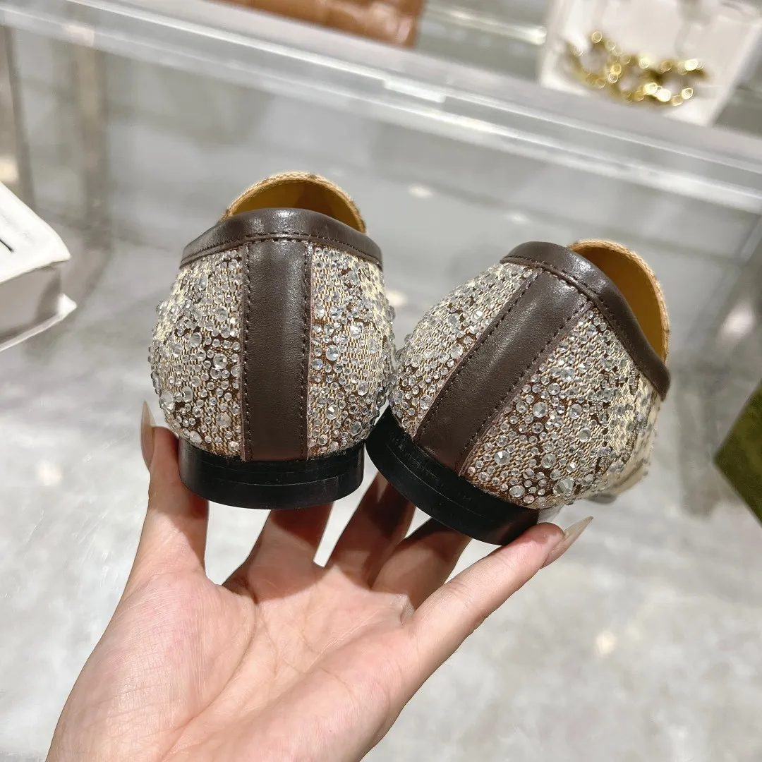 1819-1 杏G钻 ¥280(35-41)作为Gucci设计传承的杰出代表,Jordaan系列饰马衔扣乐福鞋生动彰显经典优雅格调。这款鞋履采用品牌标志性字母图案帆布,成就隽永经典。这款鞋履材质柔软,廓形精致流畅,彰显日常优雅风范。 米色和深棕色GG帆布 女士 浅金色调配件 马衔扣 多刻面水晶细节 皮革鞋底 平底