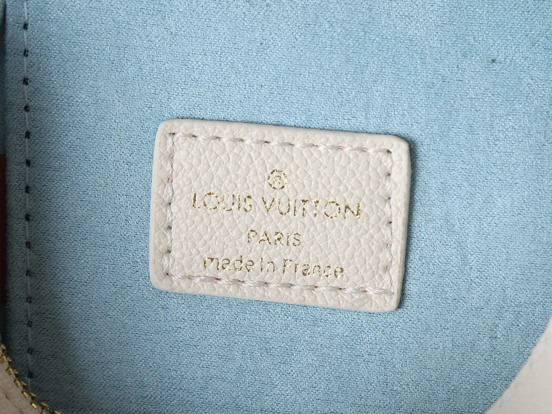 P157💰升级原版 M27744 M47125 本款Vanity Chain Pouch 手袋汲取路易威登典藏硬箱的造型灵感,凝练品牌的旅行精神。Monogram Empreinte 皮革浸染典雅色调,LV 铭纹挂锁道出品牌身份。可拆卸肩带与链条灵活切换背携风尚,轻松收纳小号零钱包、太阳眼镜等随身物品。尺寸:11.5 x 6.5 x 19 厘米(高 x 宽 x 长度)