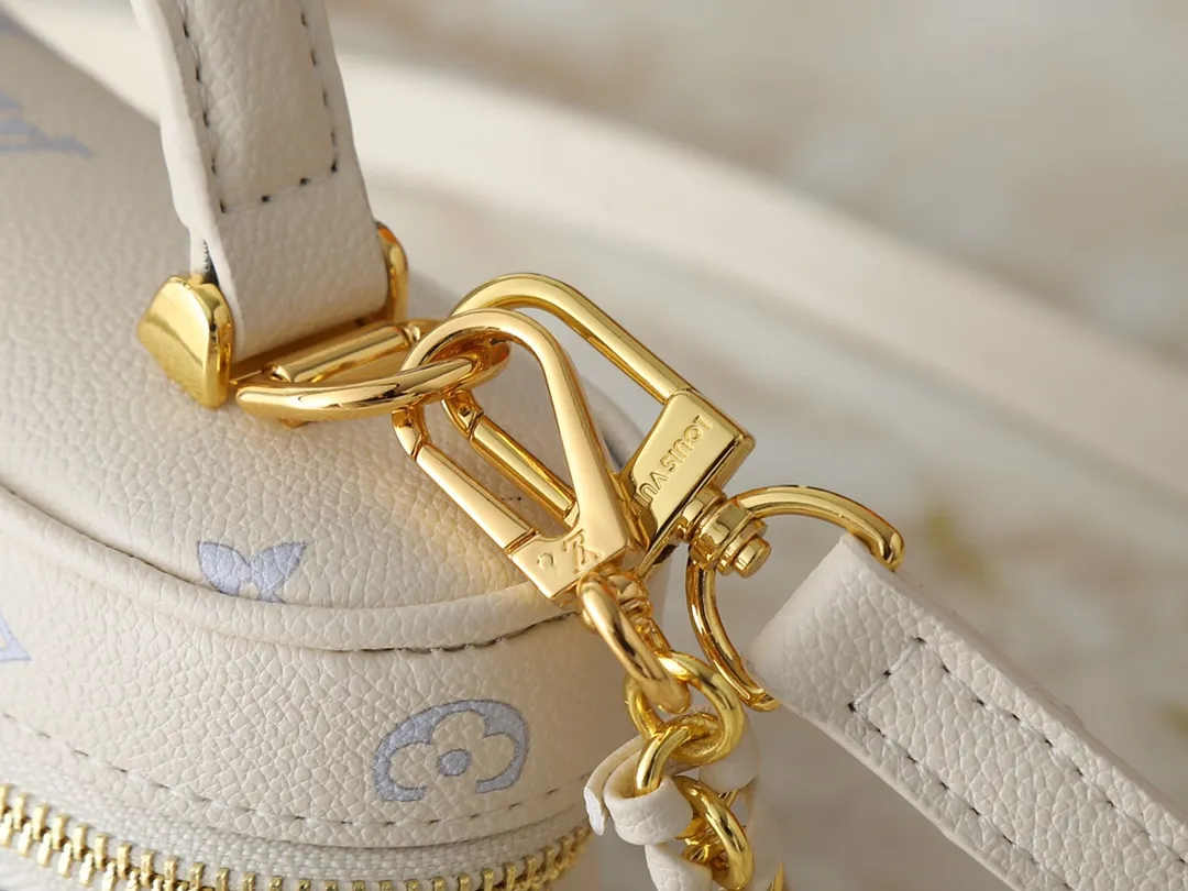 P157💰升级原版 M27744 M47125 本款Vanity Chain Pouch 手袋汲取路易威登典藏硬箱的造型灵感，凝练品牌的旅行精神。Monogram Empreinte 皮革浸染典雅色调，LV 铭纹挂锁道出品牌身份。可拆卸肩带与链条灵活切换背携风尚，轻松收纳小号零钱包、太阳眼镜等随身物品。尺寸:11.5 x 6.5 x 19 厘米(高 x 宽 x 长度)