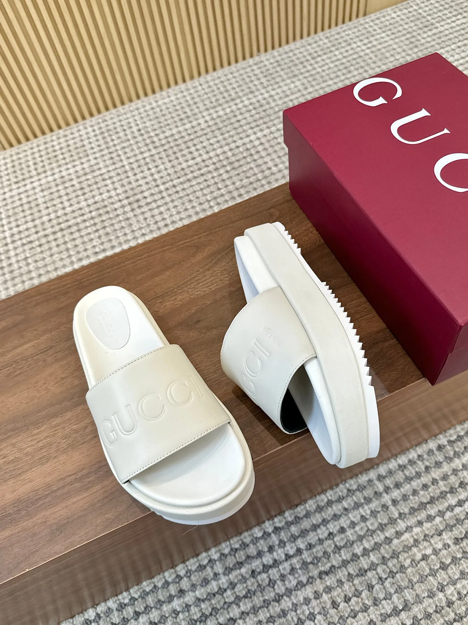 🔥【p200】全年出货，】古驰Gucci最新限量厚底拖鞋 。顶级品质发售 购入正品开发 . 材质.工艺与原版一致 鞋面：原版特殊印刷工艺印花 内里：透染羊皮 大底：意大利私模大底 码数：35-43M标准码 41，42，43又订做，不退换 底厚：5.5cm 前掌4cm