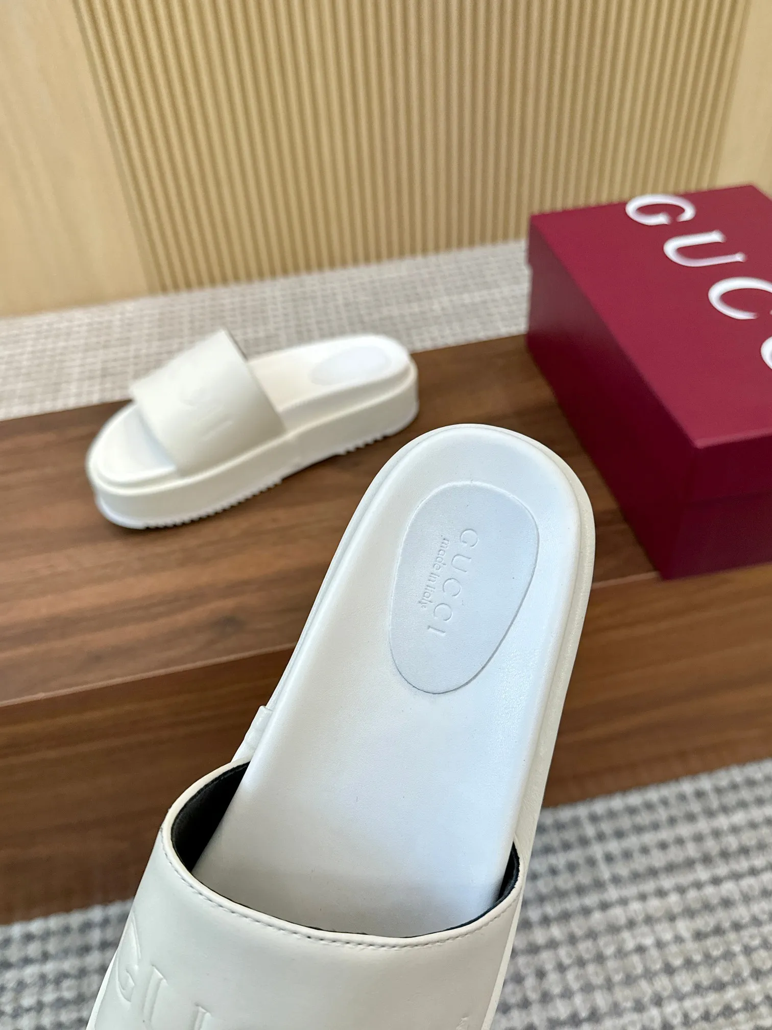 🔥【p200】全年出货,】古驰Gucci最新限量厚底拖鞋 。顶级品质发售 购入正品开发 . 材质.工艺与原版一致 鞋面:原版特殊印刷工艺印花 内里:透染羊皮 大底:意大利私模大底 码数:35-43M标准码 41,42,43又订做,不退换 底厚:5.5cm 前掌4cm